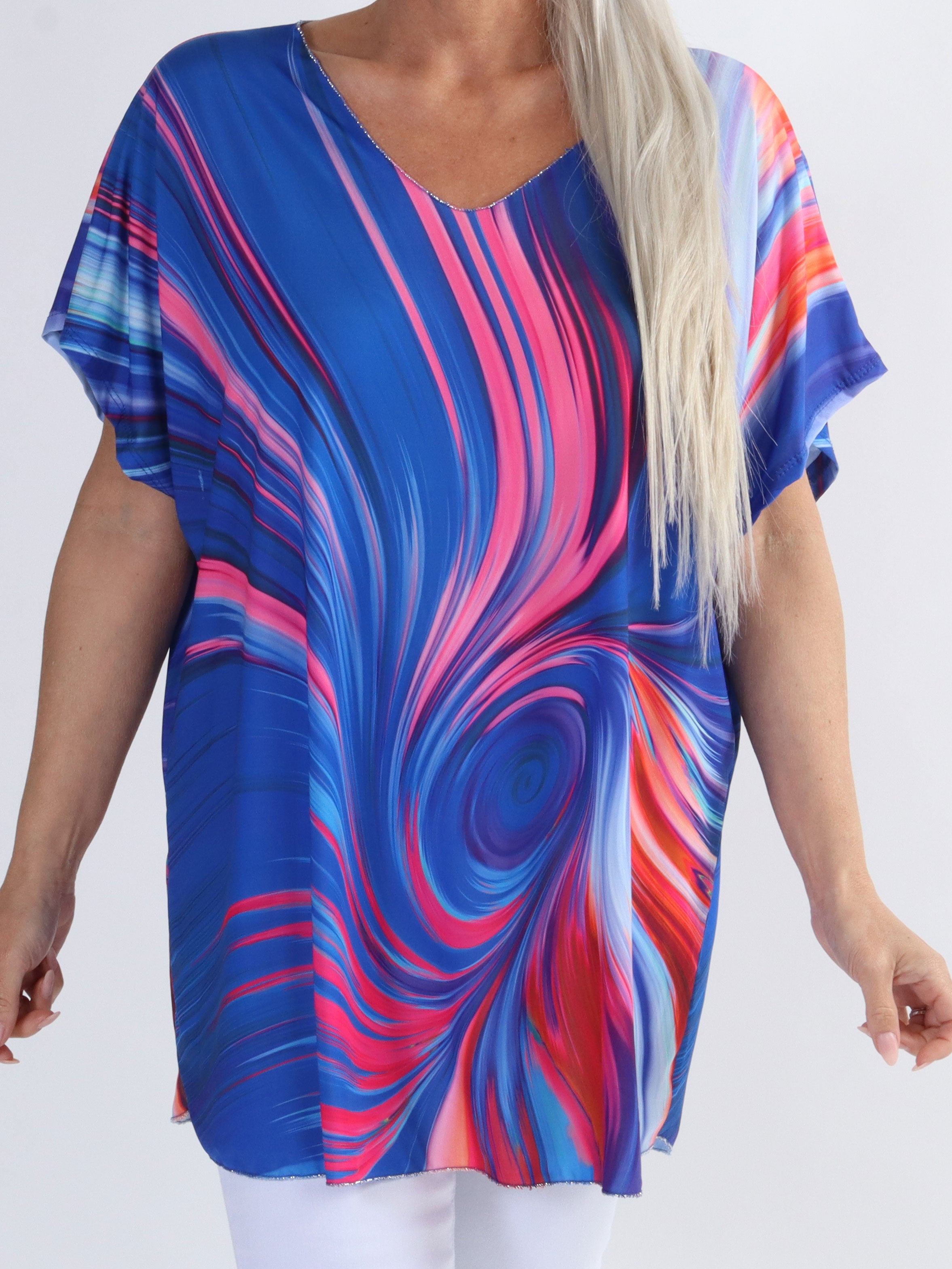 Meghan - Flerfarvet plus size bluse med tynd glimmerkant