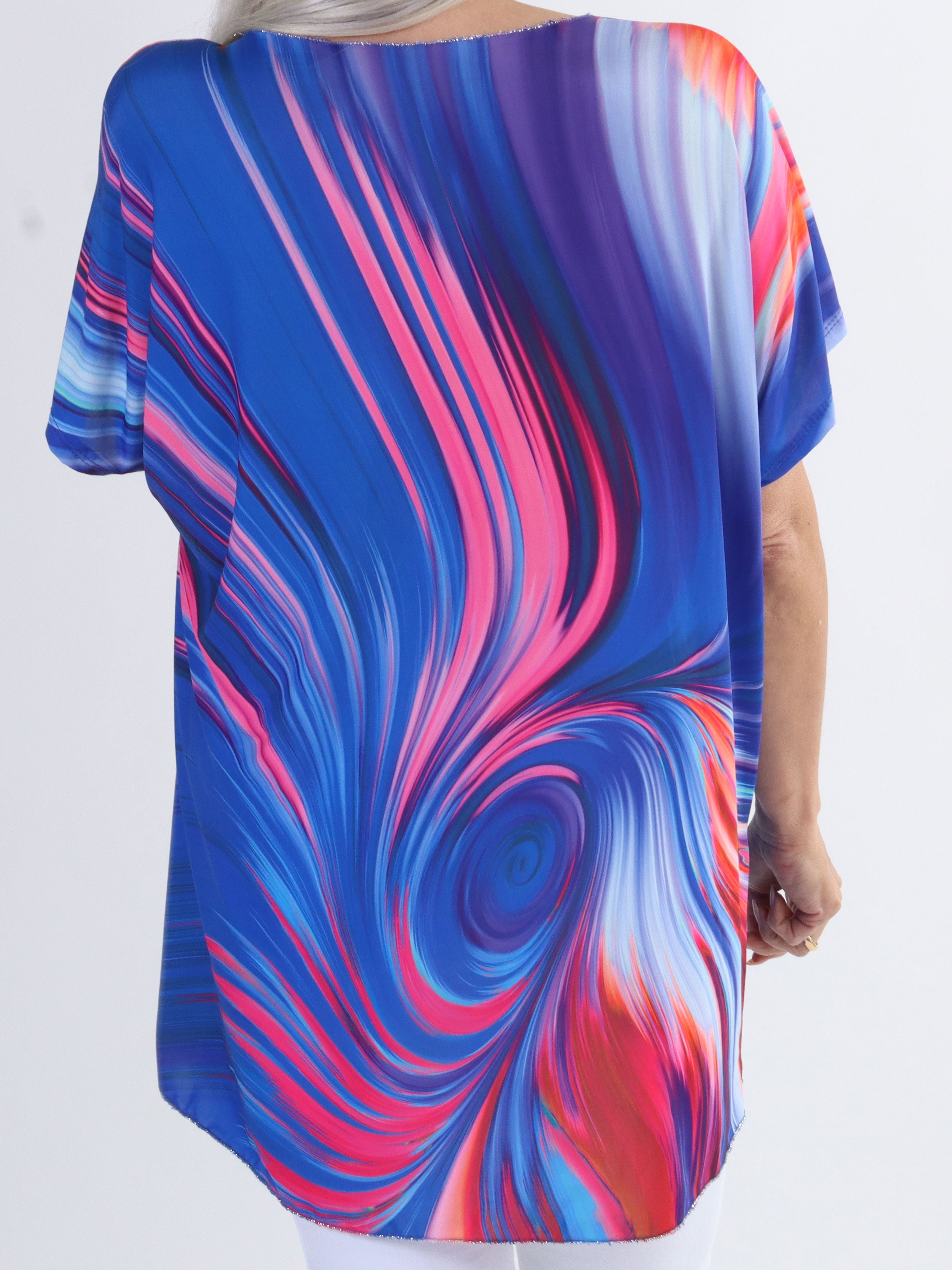 Meghan - Flerfarvet plus size bluse med tynd glimmerkant