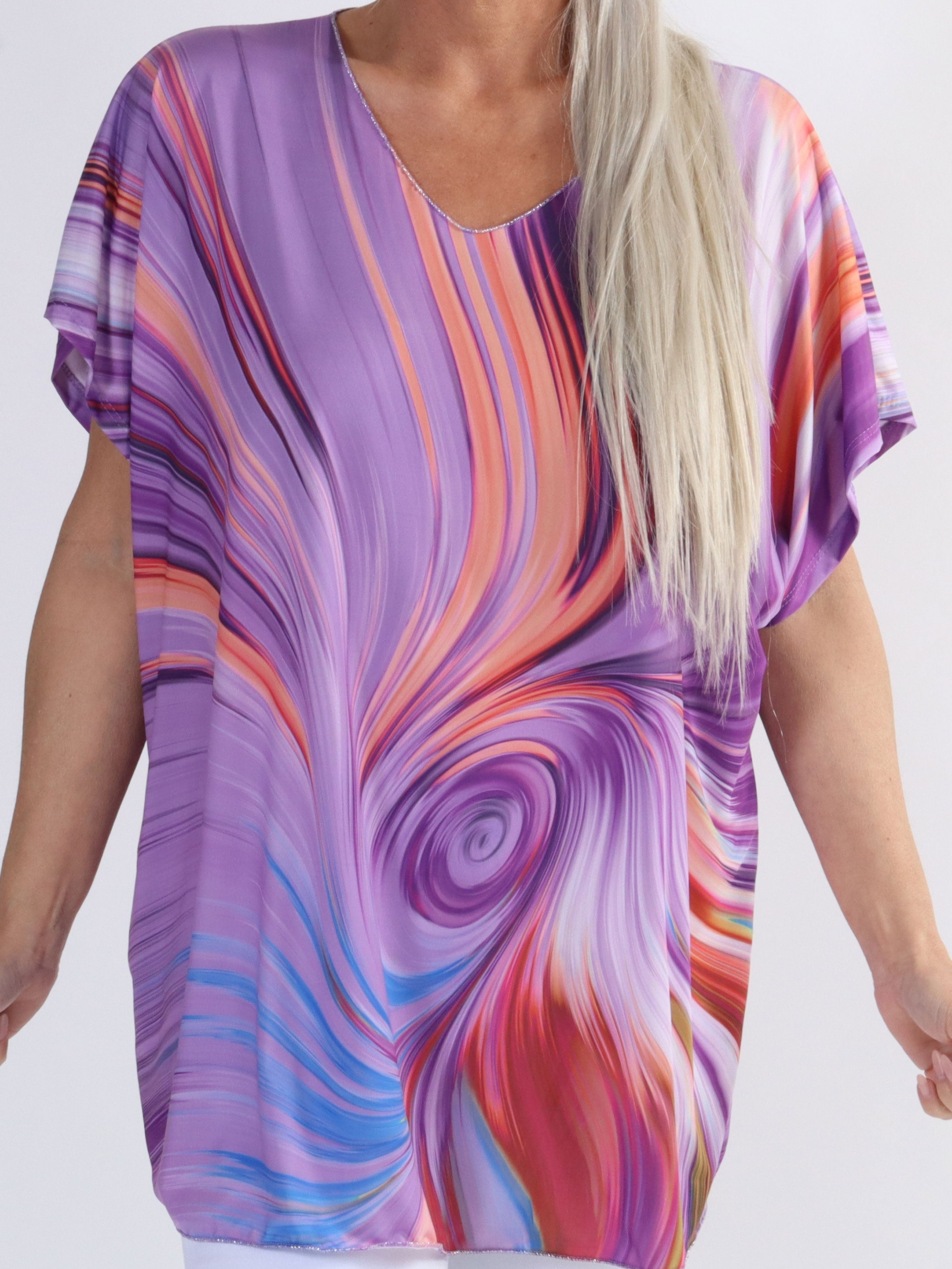 Meghan - Flerfarvet plus size bluse med tynd glimmerkant