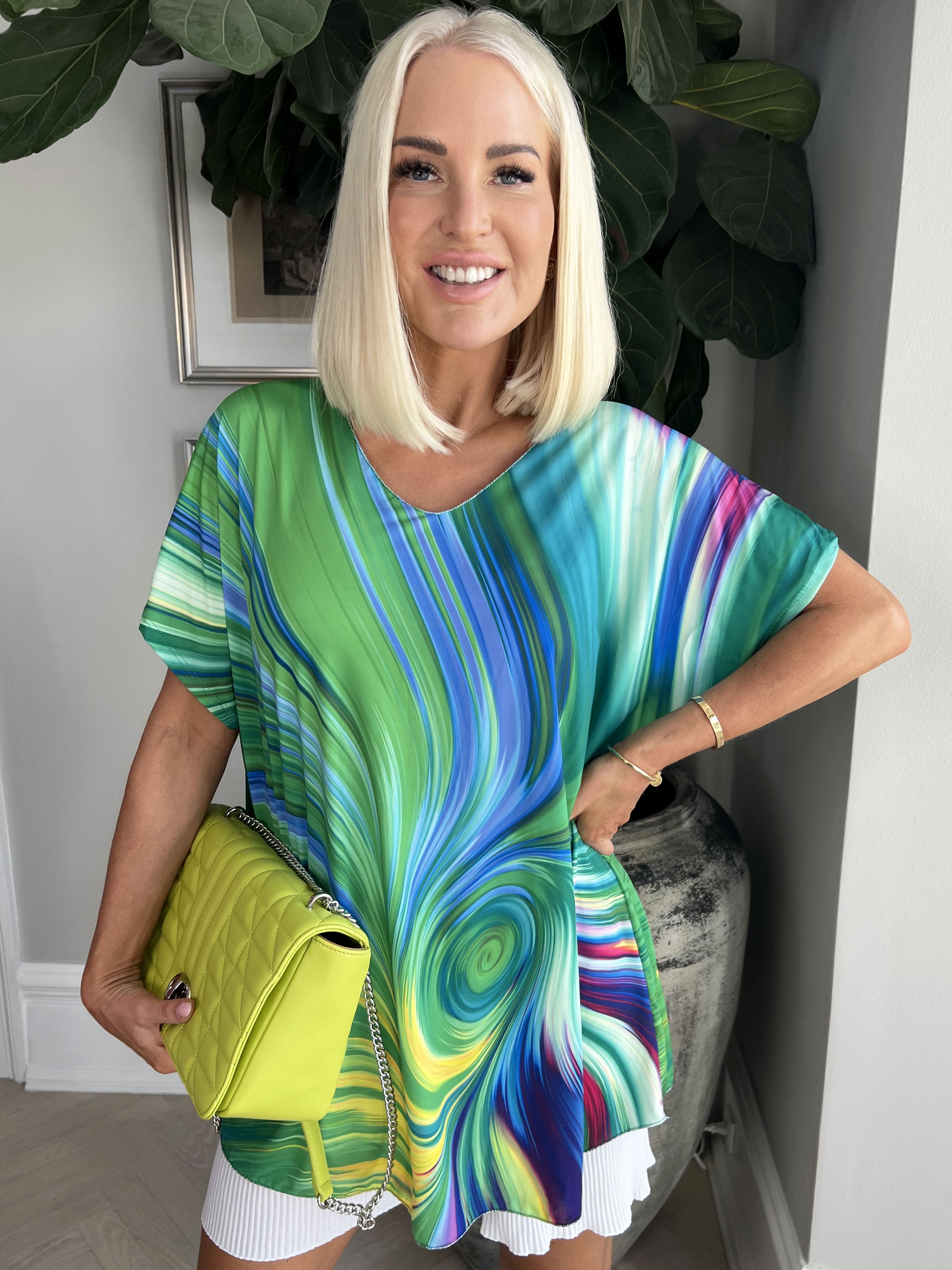 Meghan - Flerfarvet bluse med tynd glimmerkant