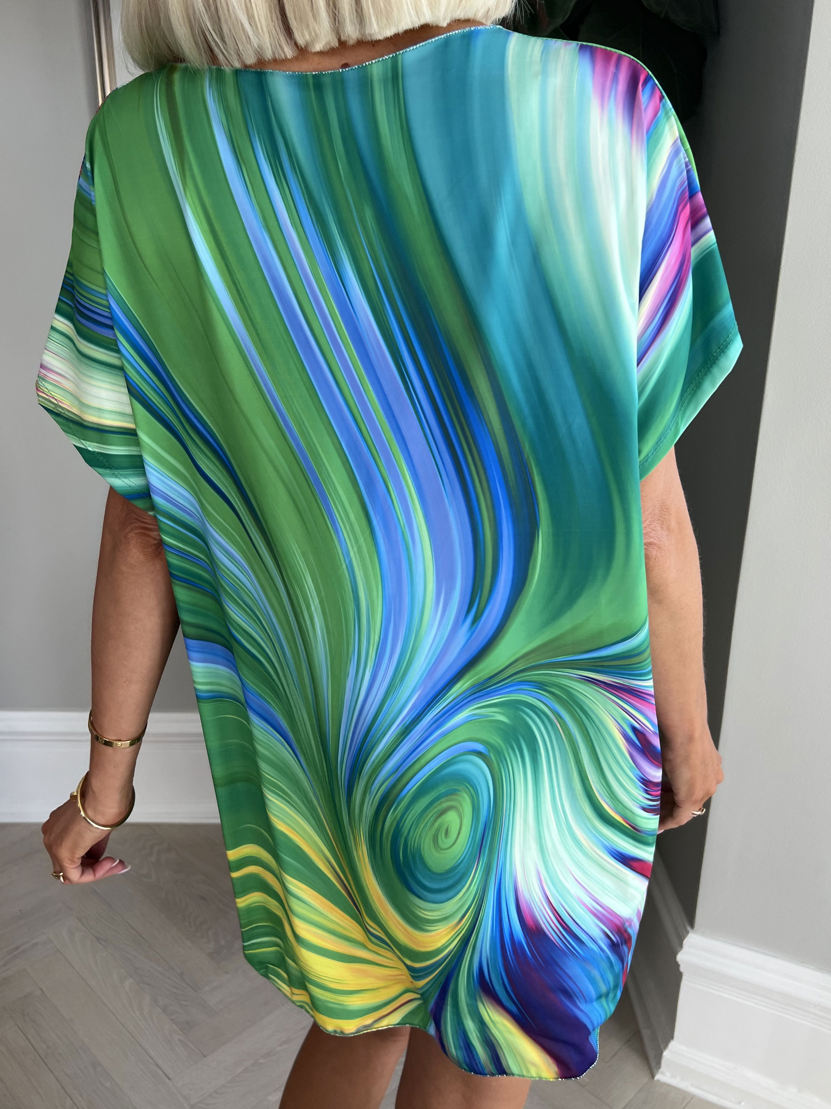 Meghan - Flerfarvet bluse med tynd glimmerkant