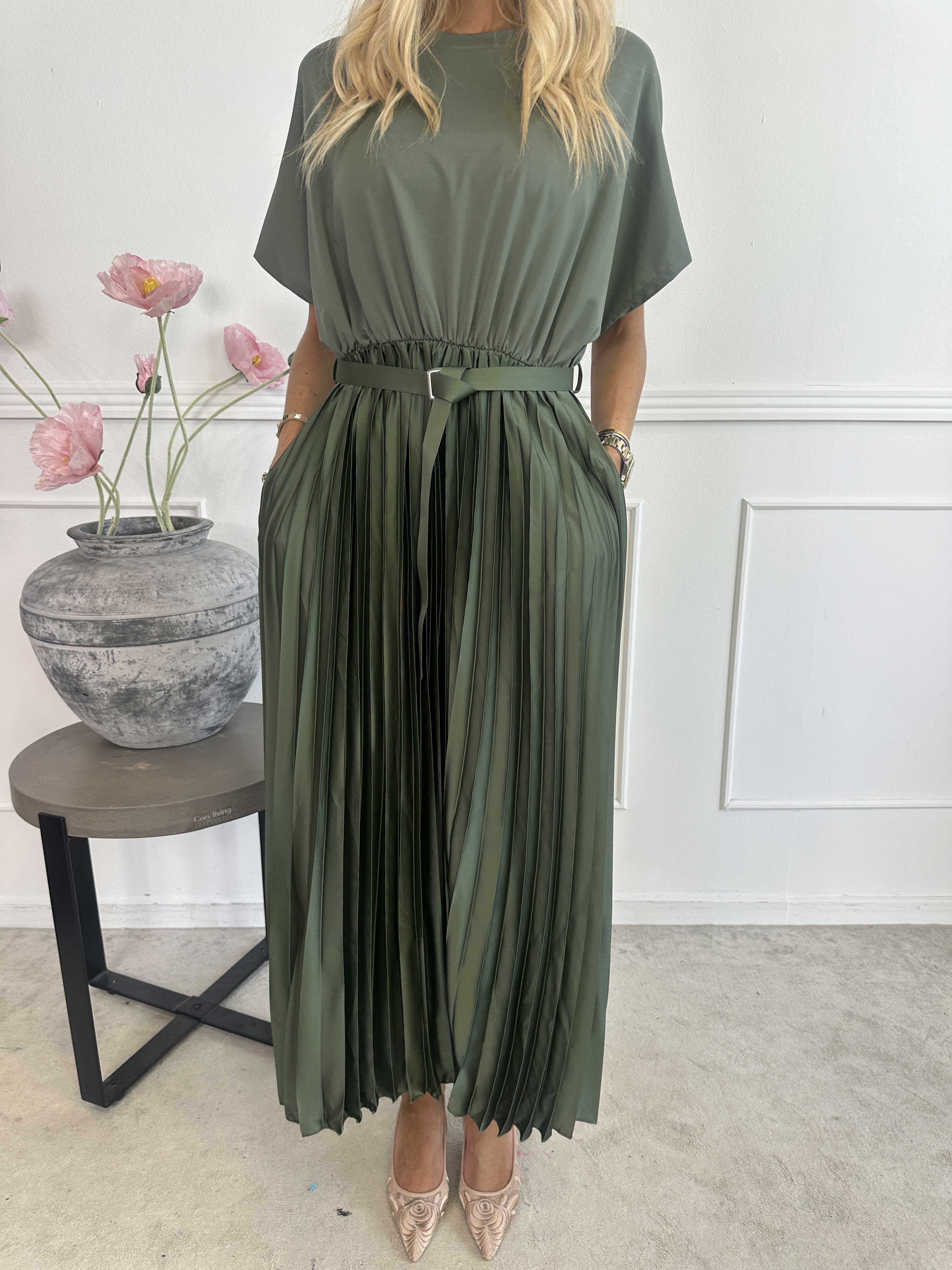 Melaina - Lang kjole med plisseret skørt