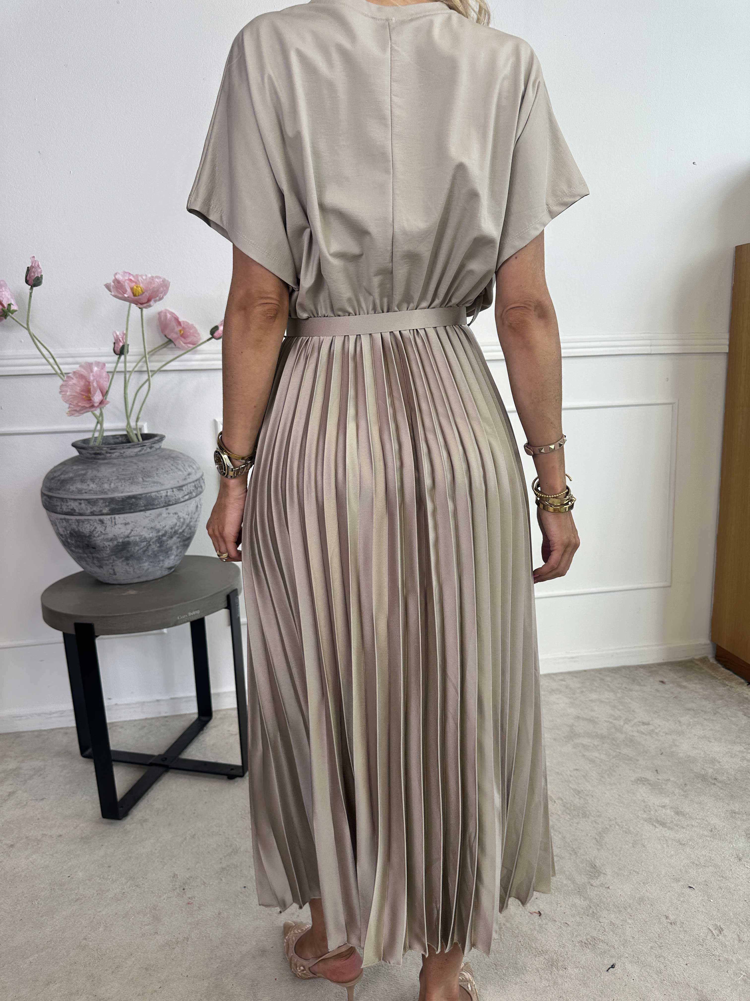 Melaina - Lang kjole med plisseret skørt