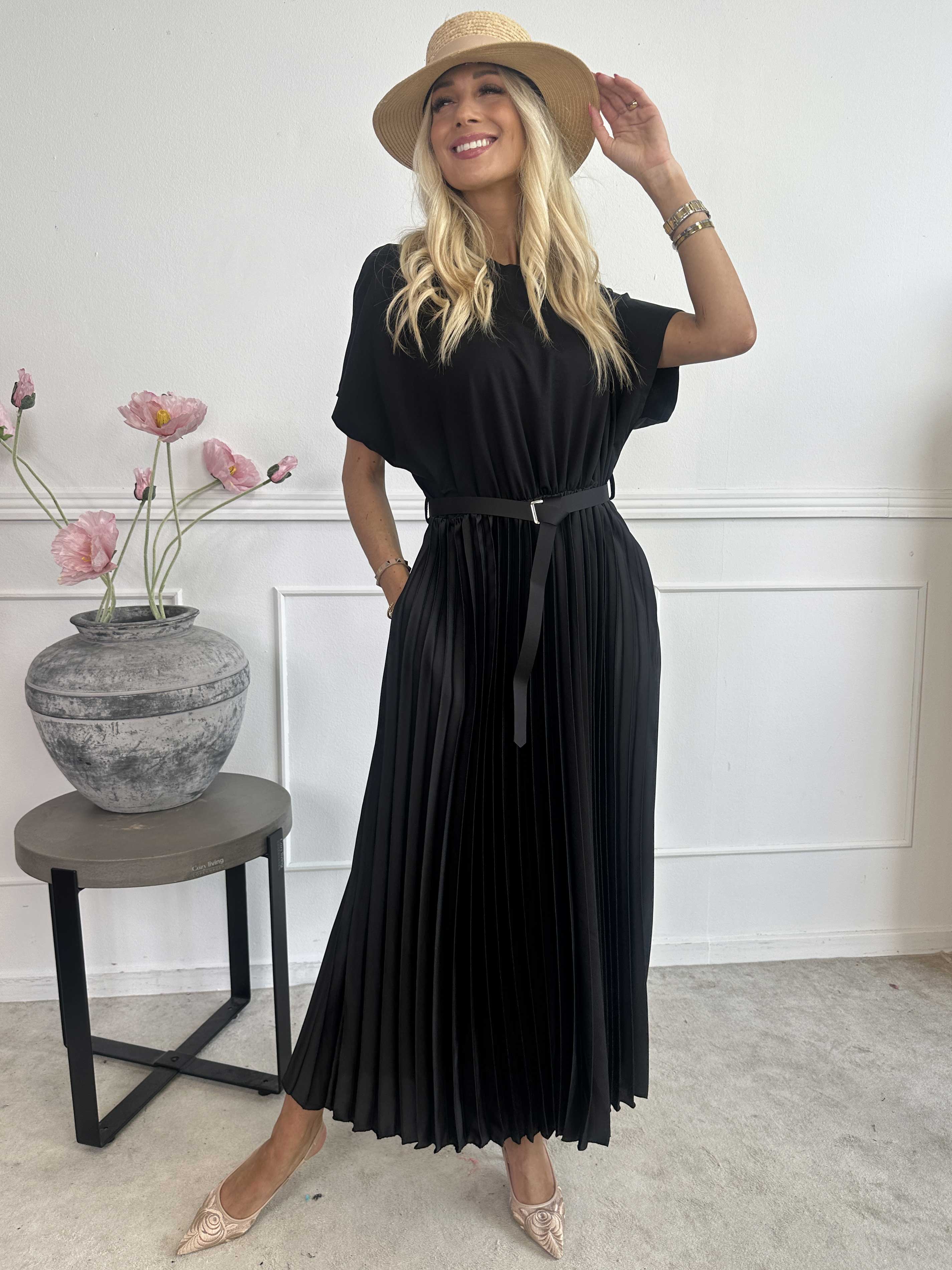 Melaina - Lang kjole med plisseret skørt