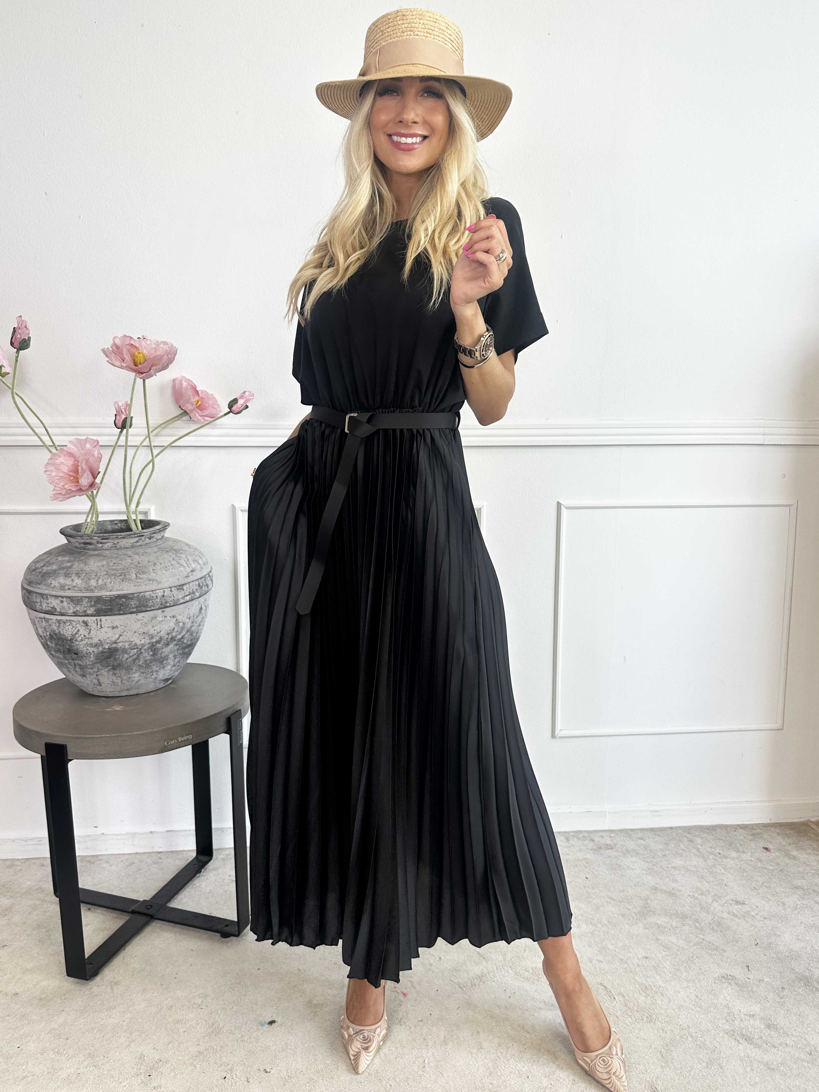 Melaina - Lang kjole med plisseret skørt