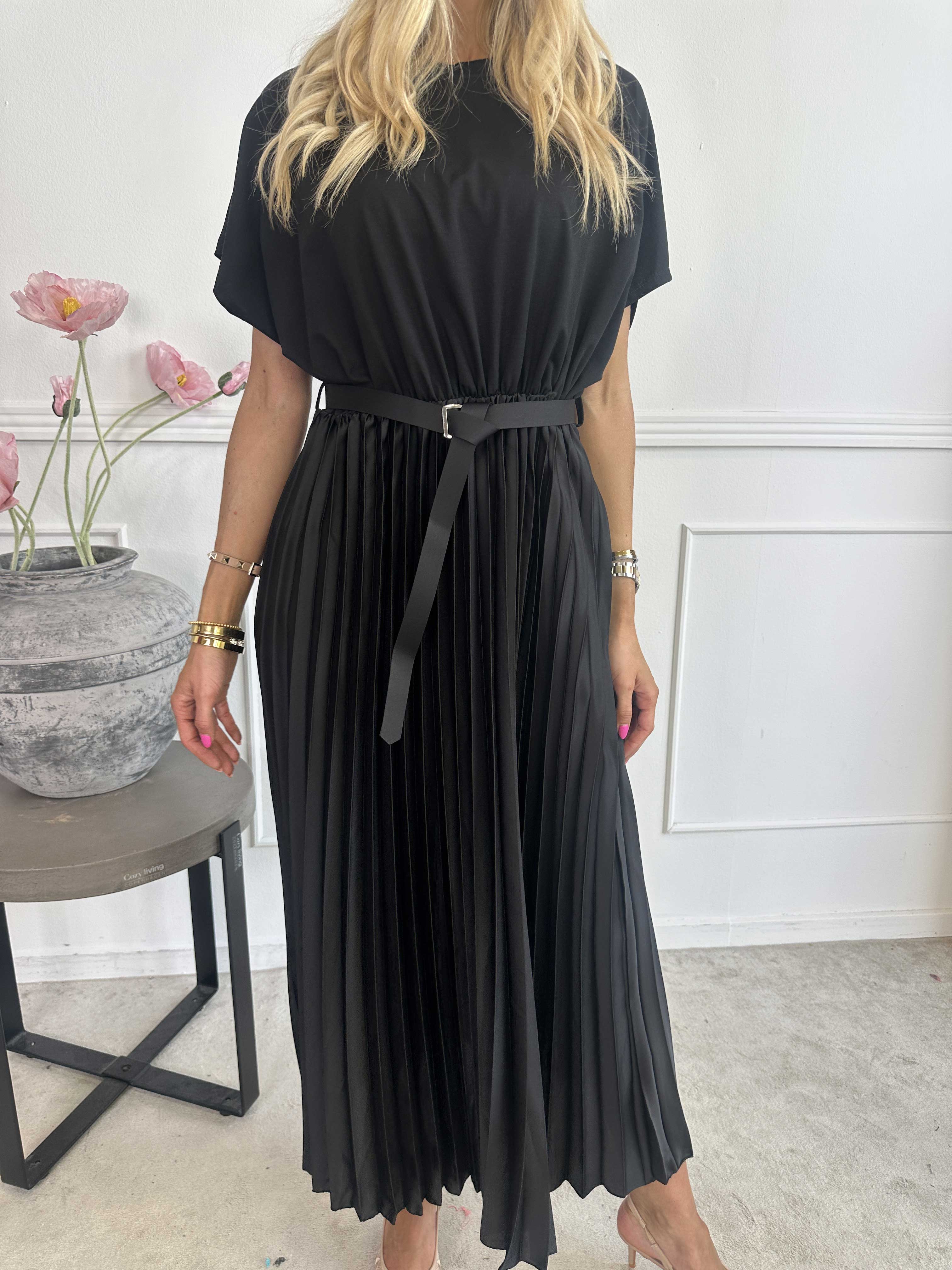 Melaina - Lang kjole med plisseret skørt