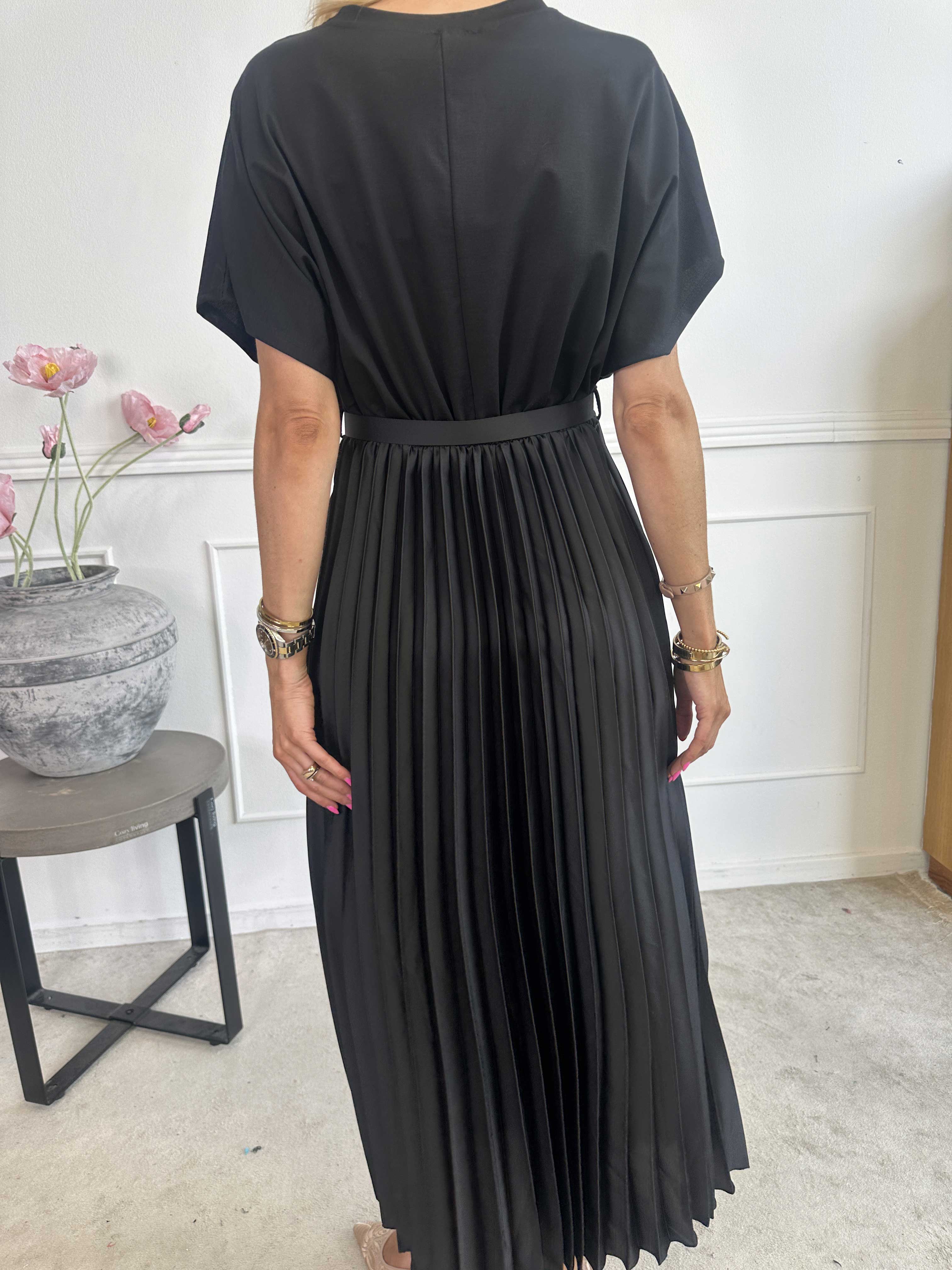 Melaina - Lang kjole med plisseret skørt