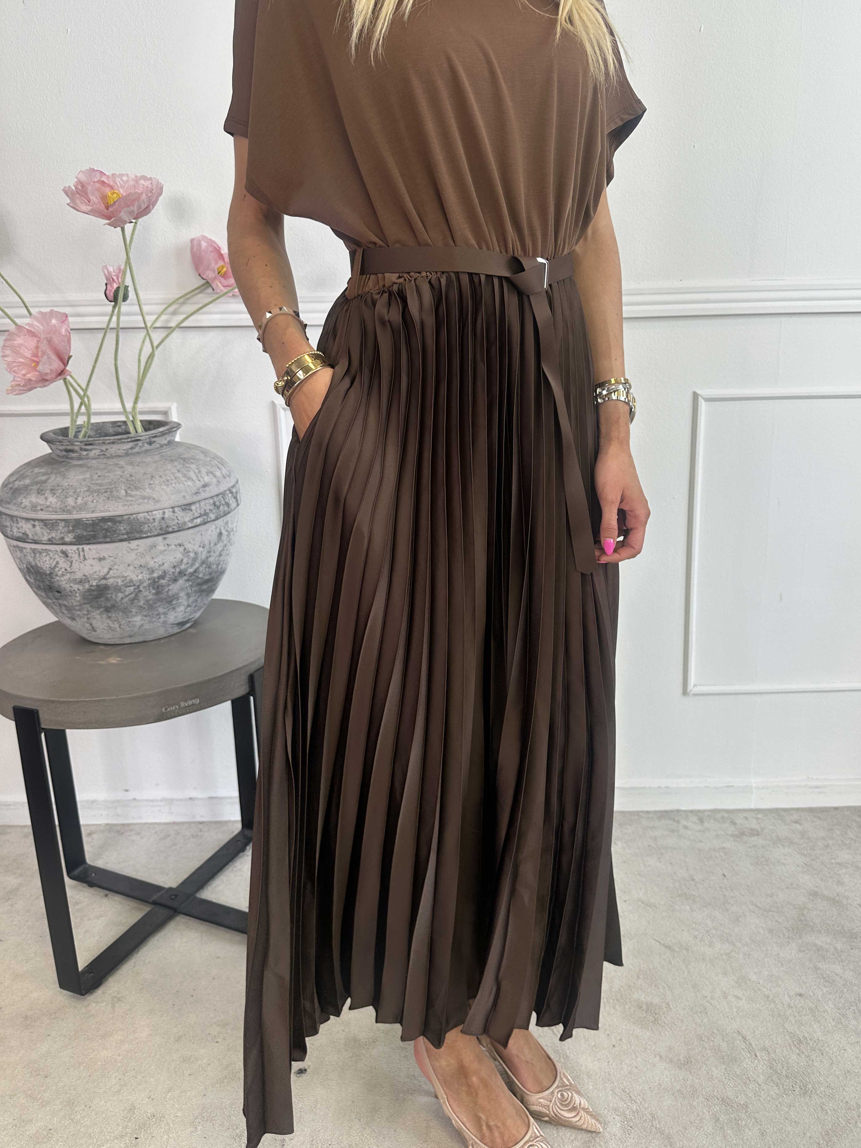 Melaina - Lang kjole med plisseret skørt