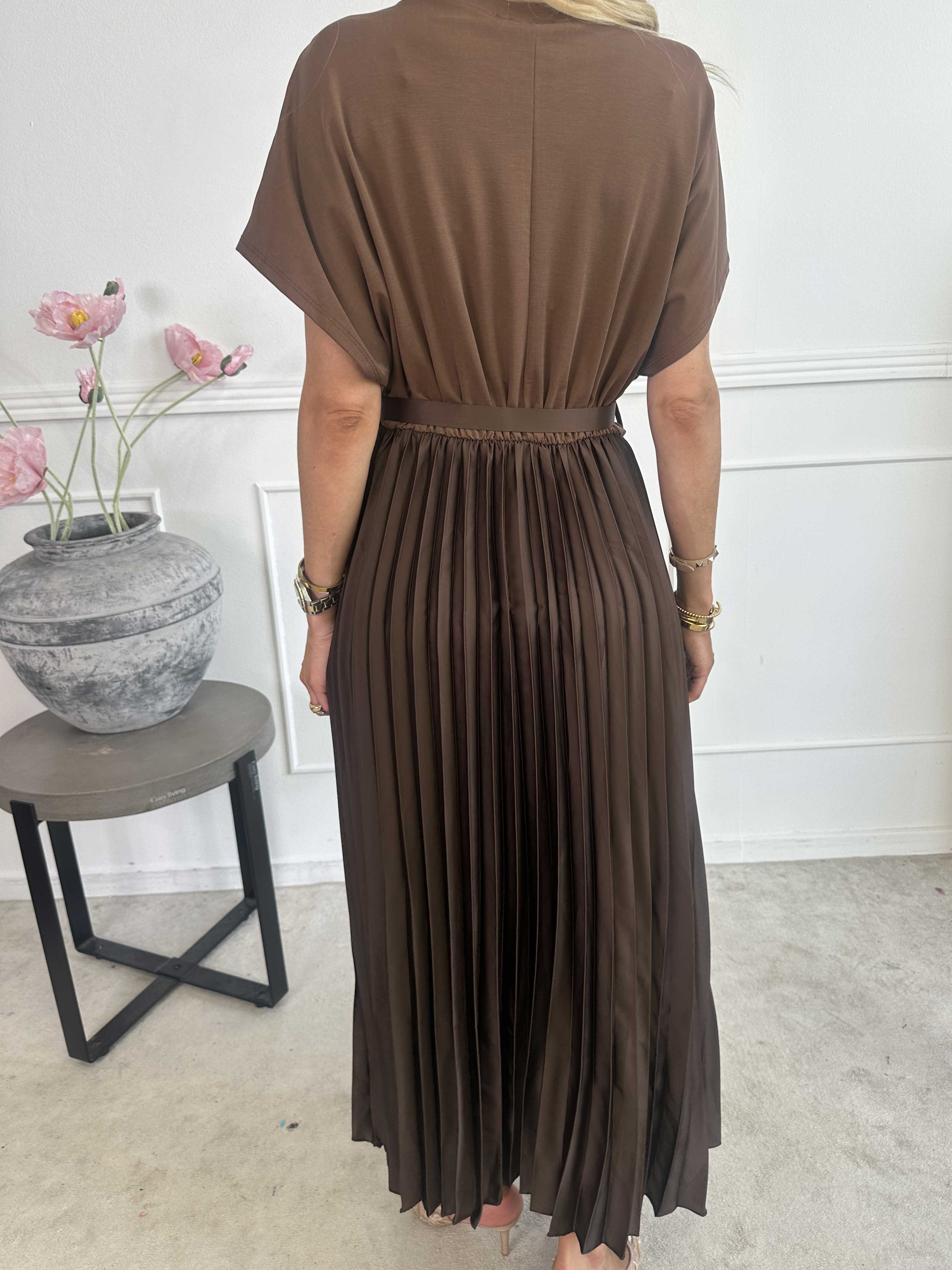 Melaina - Lang kjole med plisseret skørt