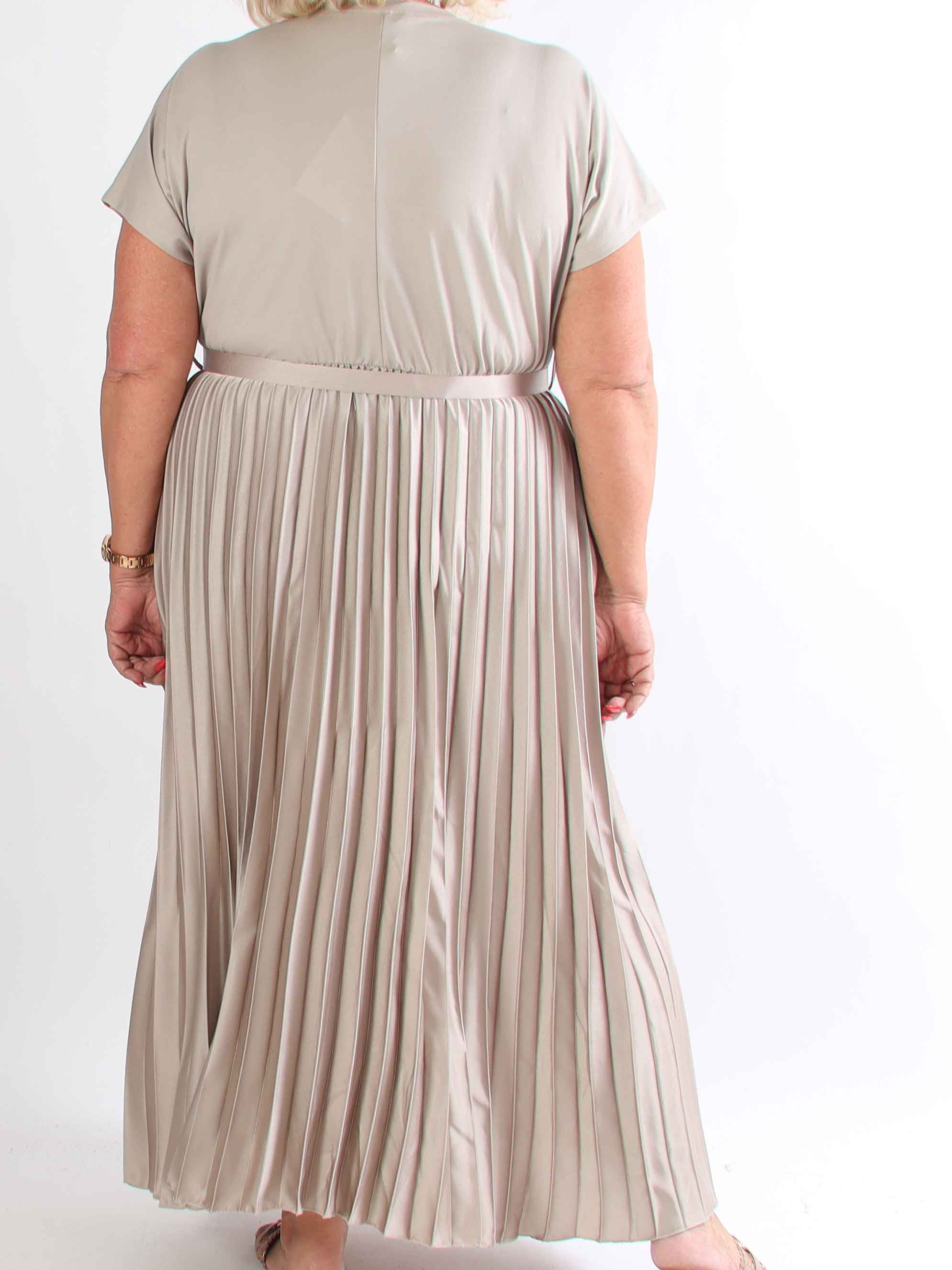 Melaina - Lang plus size kjole med plisseret skørt