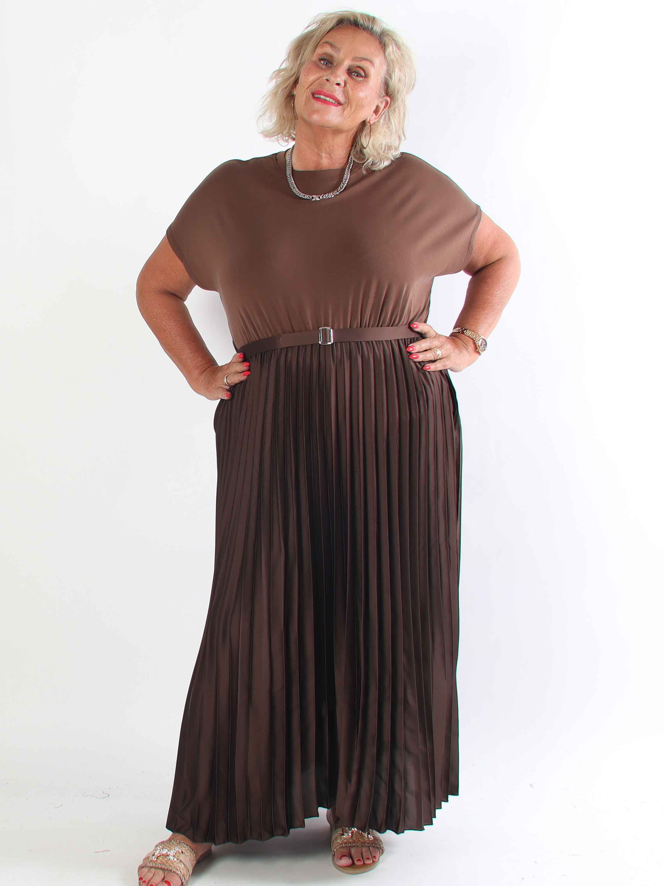 Melaina - Lang plus size kjole med plisseret skørt