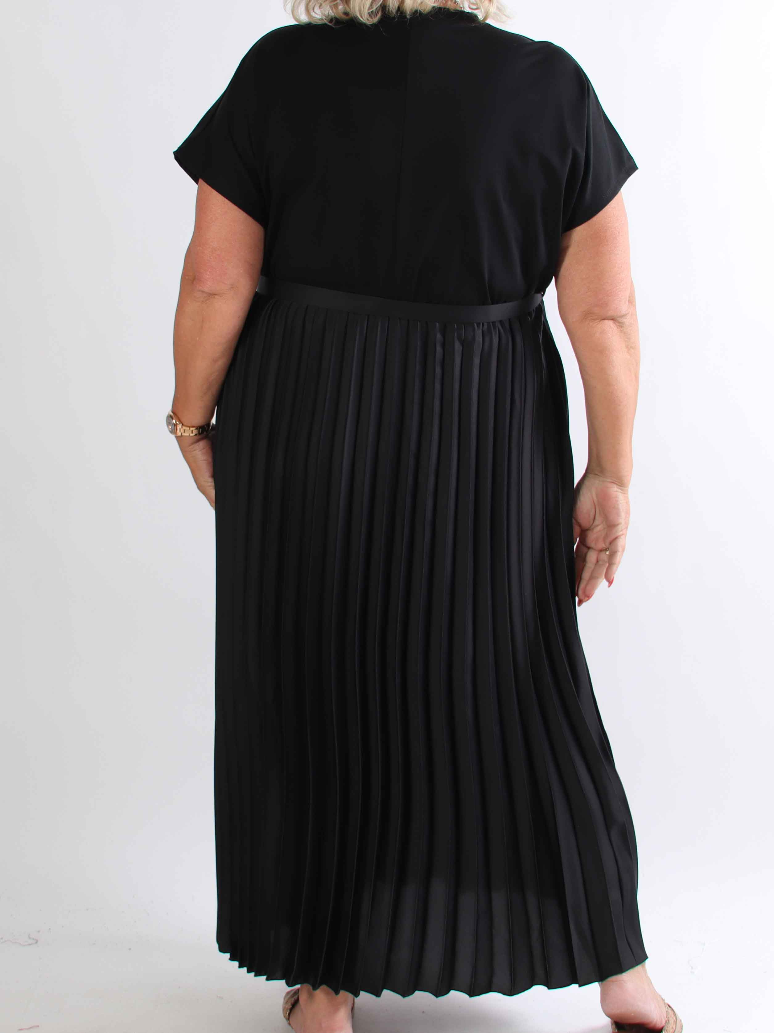 Melaina - Lang plus size kjole med plisseret skørt