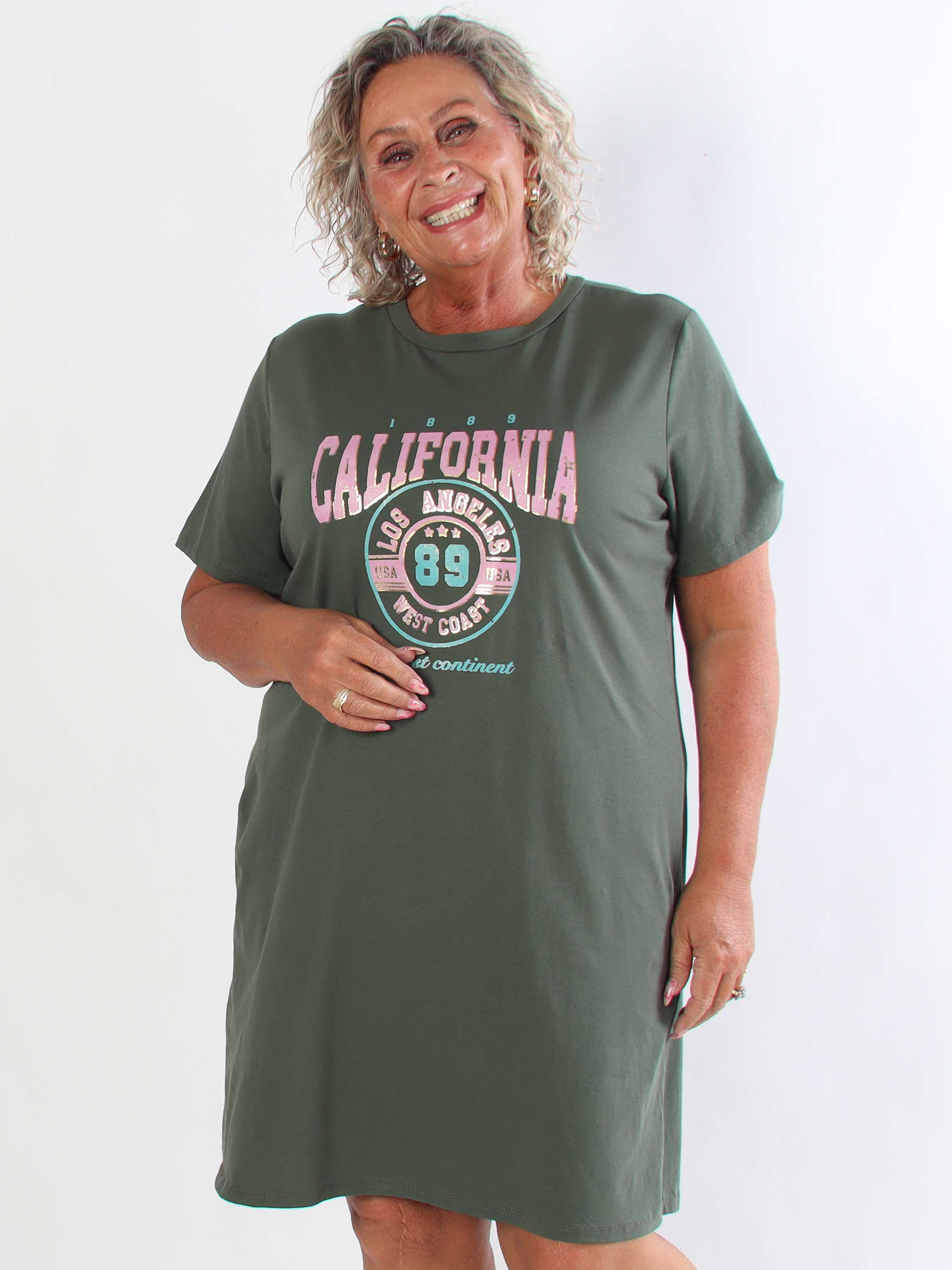 Meriam - Plus size t-shirtkjole med et cool, amerikansk inspireret print