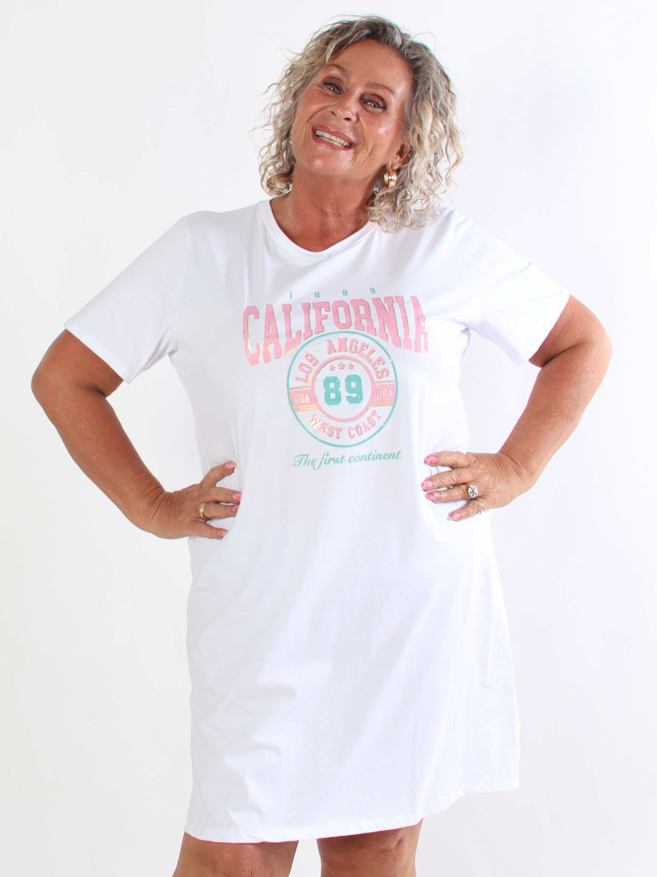 Meriam - Plus size t-shirtkjole med et cool, amerikansk inspireret print