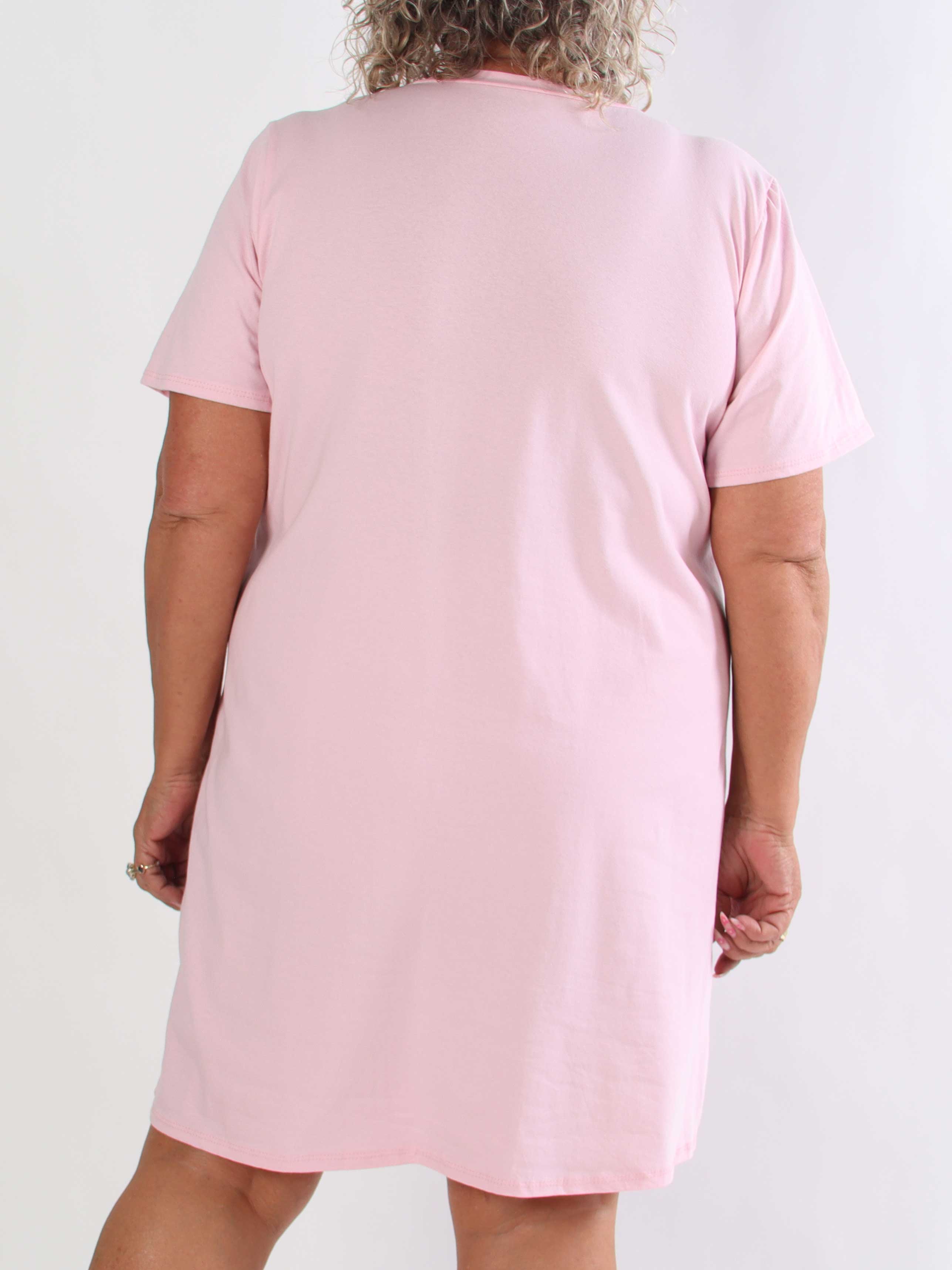 Meriam - Plus size t-shirtkjole med et cool, amerikansk inspireret print