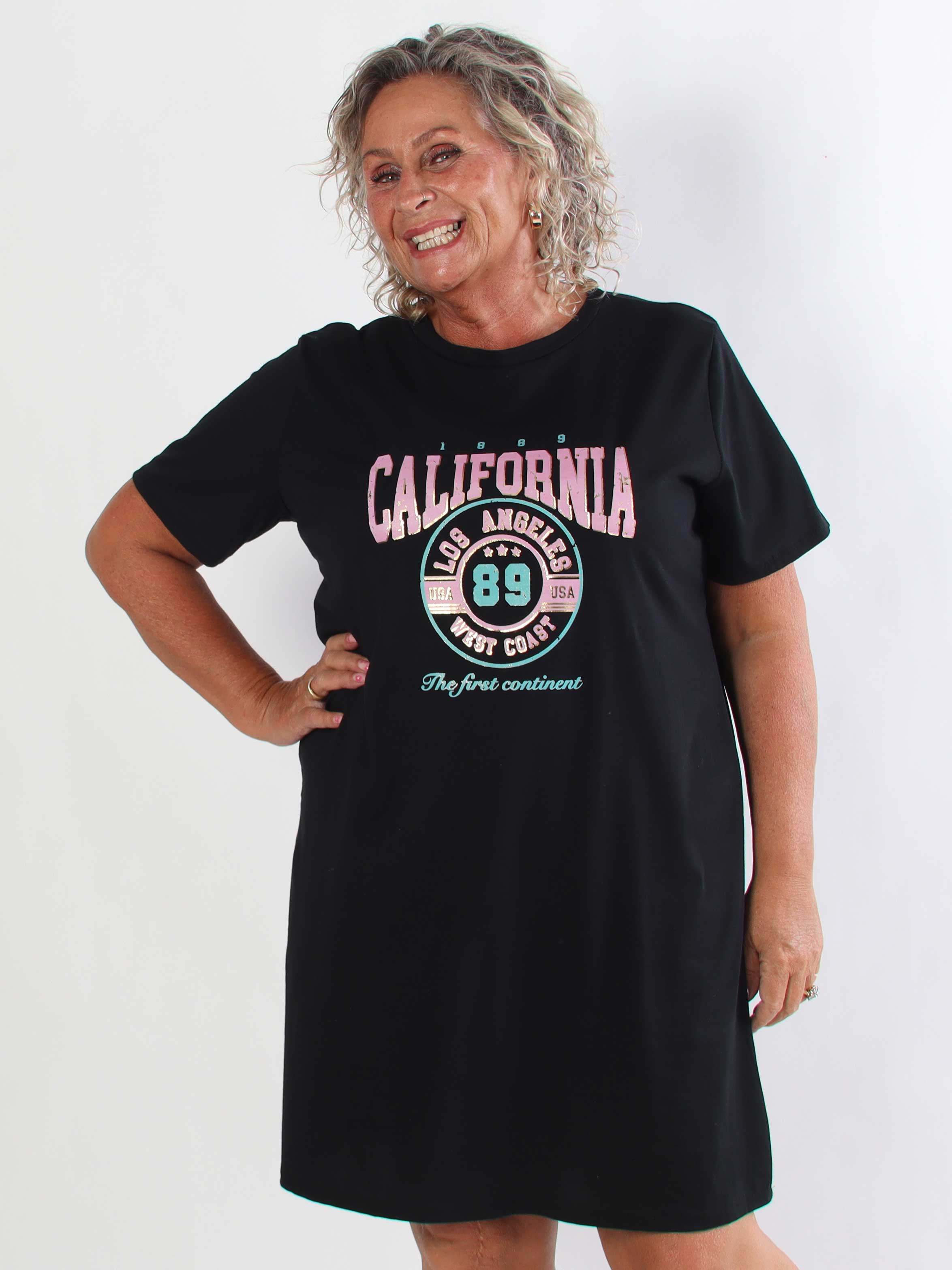 Meriam - Plus size t-shirtkjole med et cool, amerikansk inspireret print