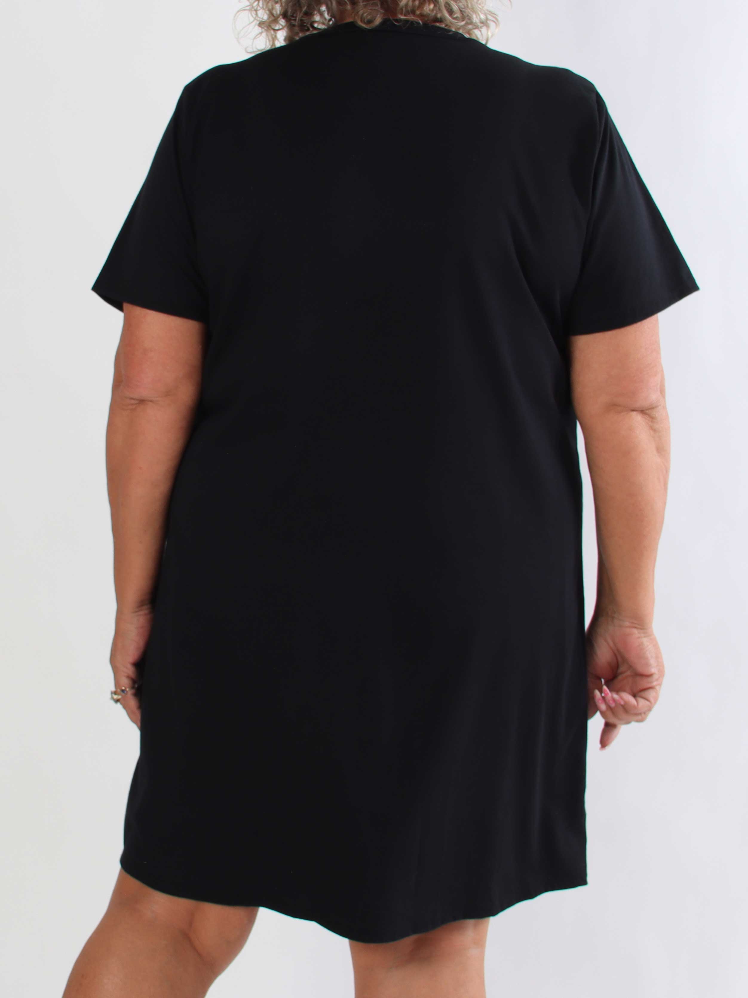 Meriam - Plus size t-shirtkjole med et cool, amerikansk inspireret print
