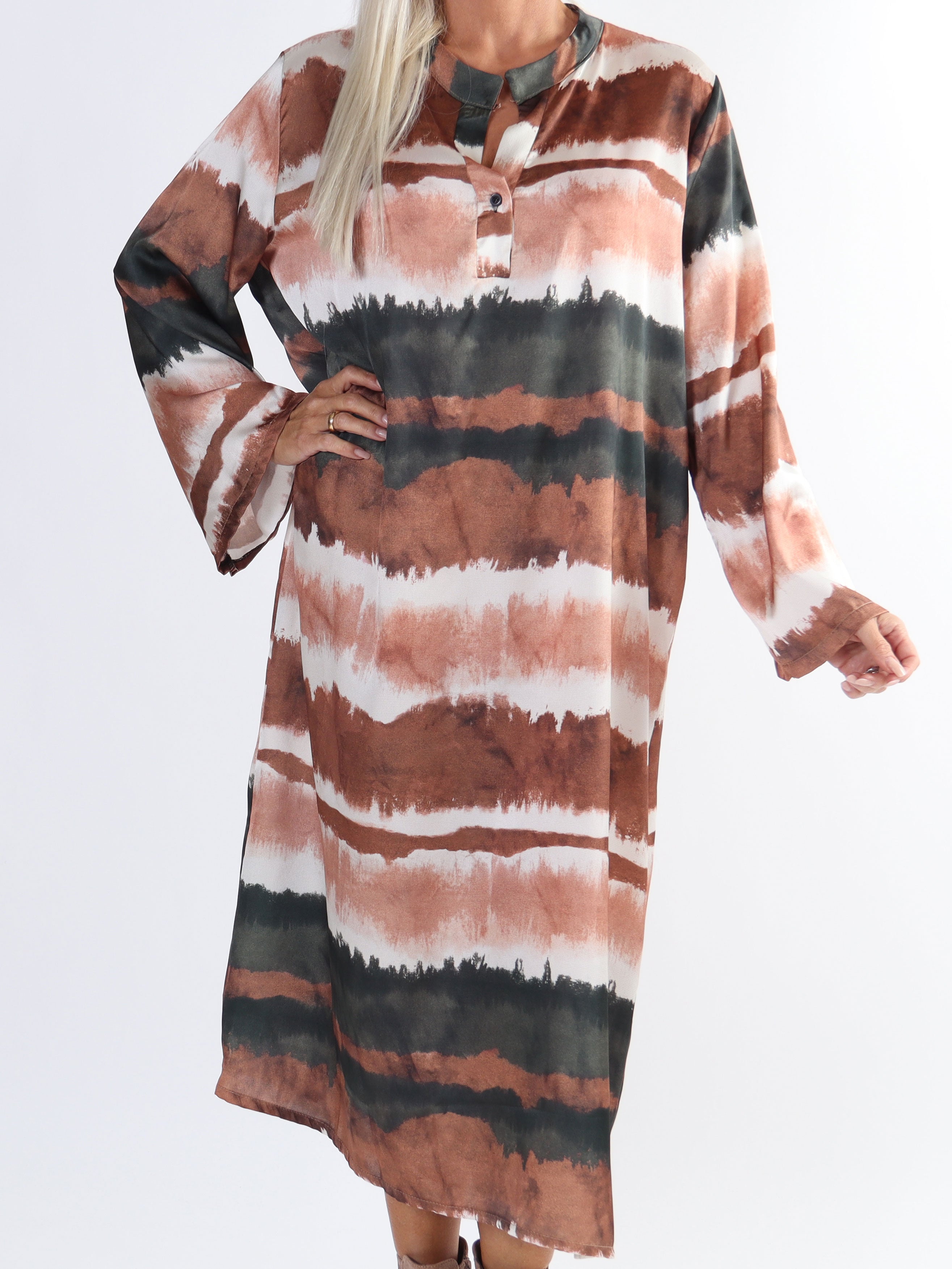 Merina - Lang plus size kjole i batik mønster