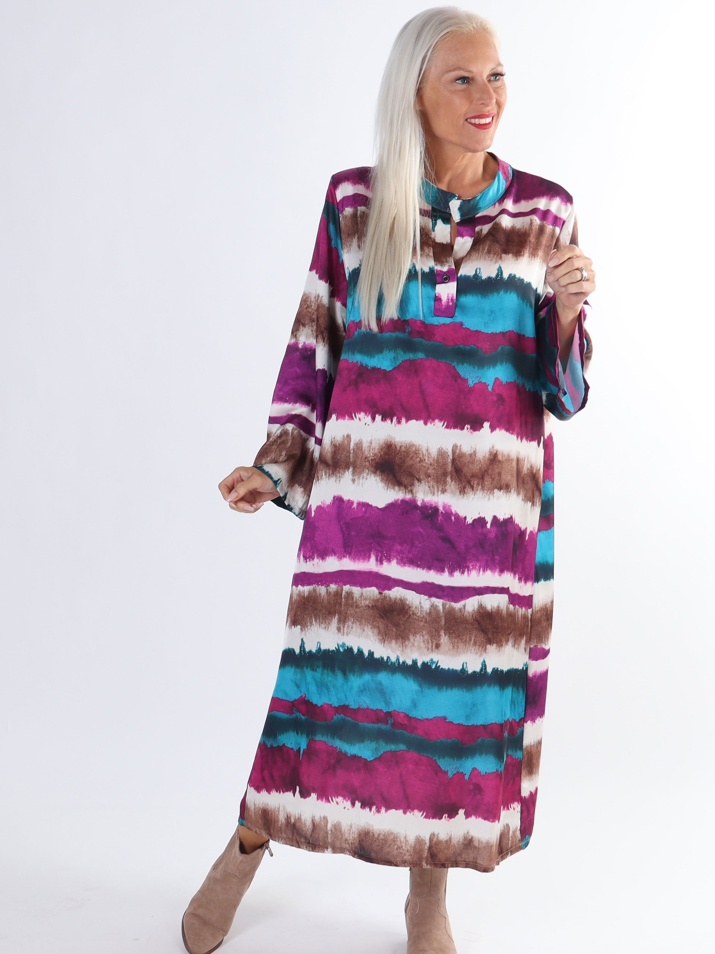 Merina - Lang plus size kjole i batik mønster