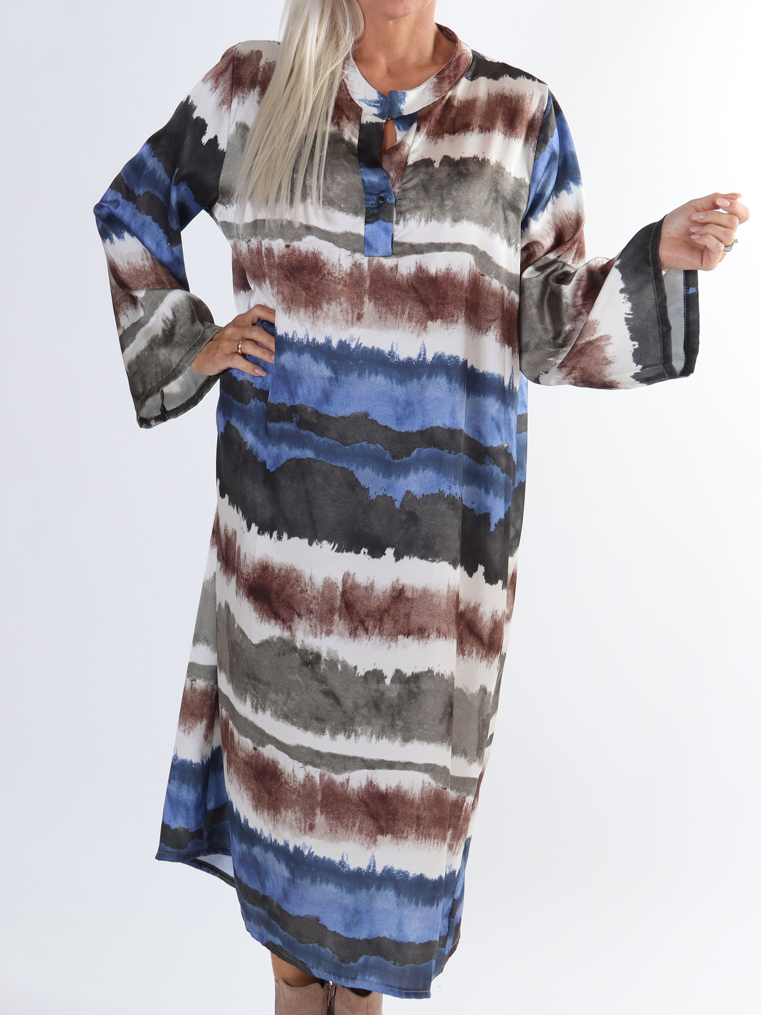 Merina - Lang plus size kjole i batik mønster