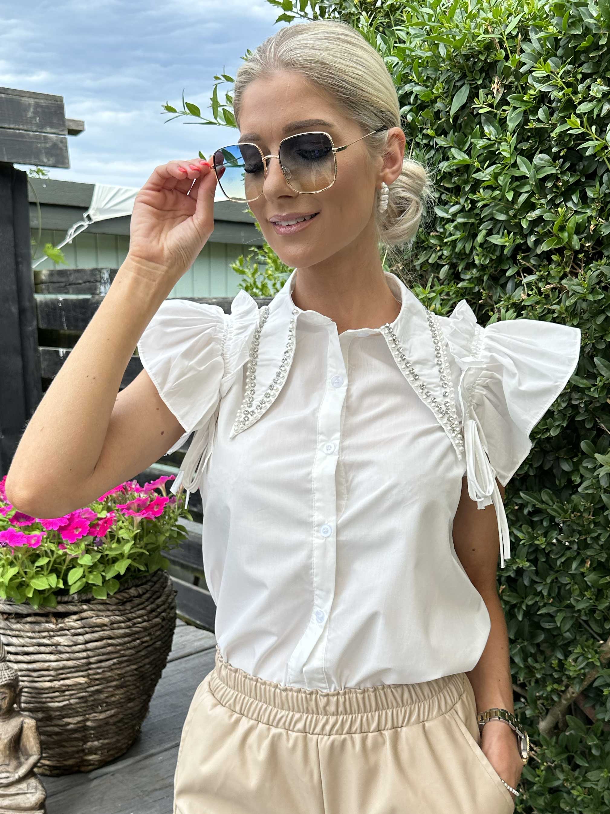 Merler - Sød skjorte i bomuld med flæser og perler på kraven