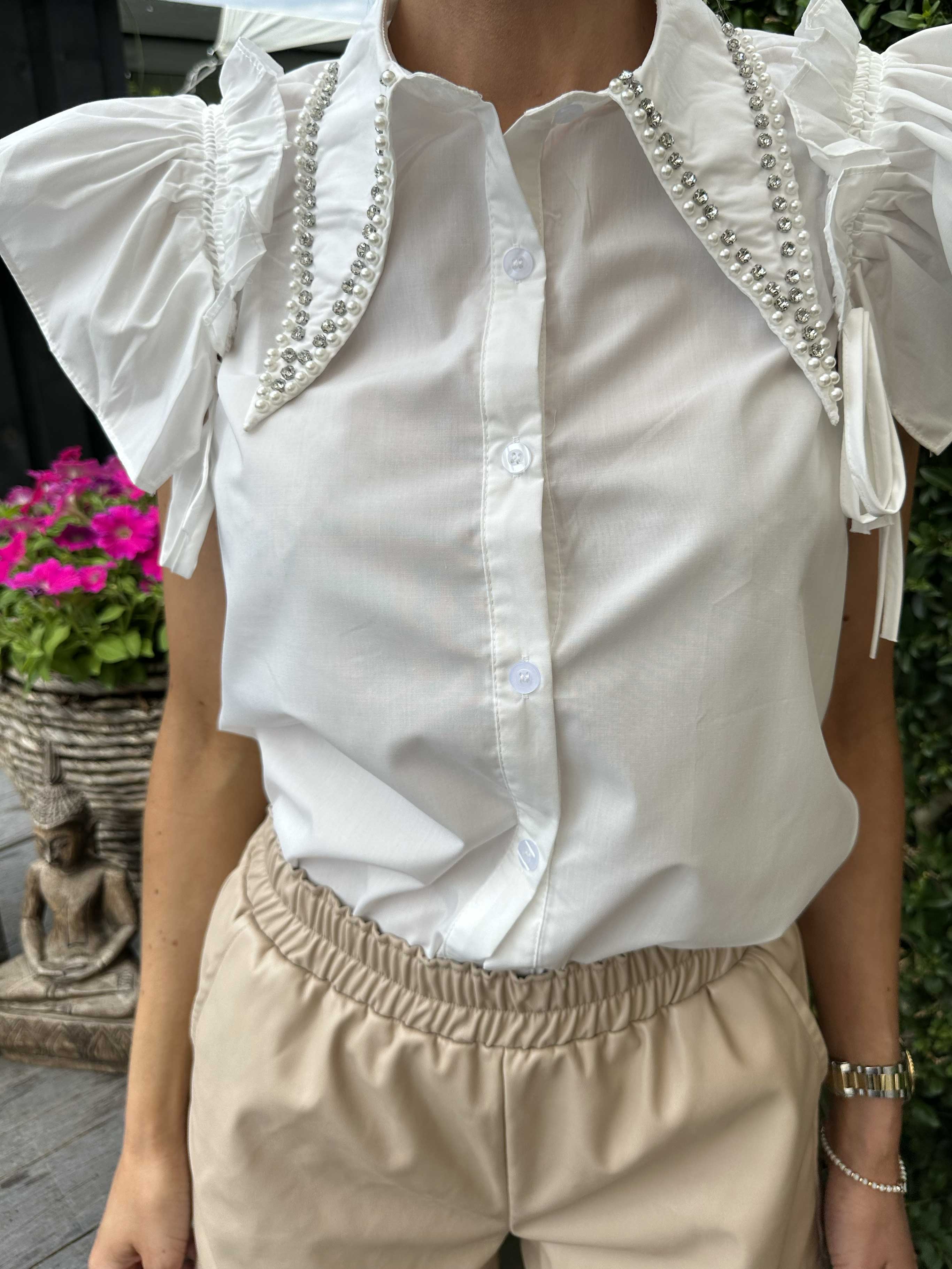 Merler - Sød skjorte i bomuld med flæser og perler på kraven