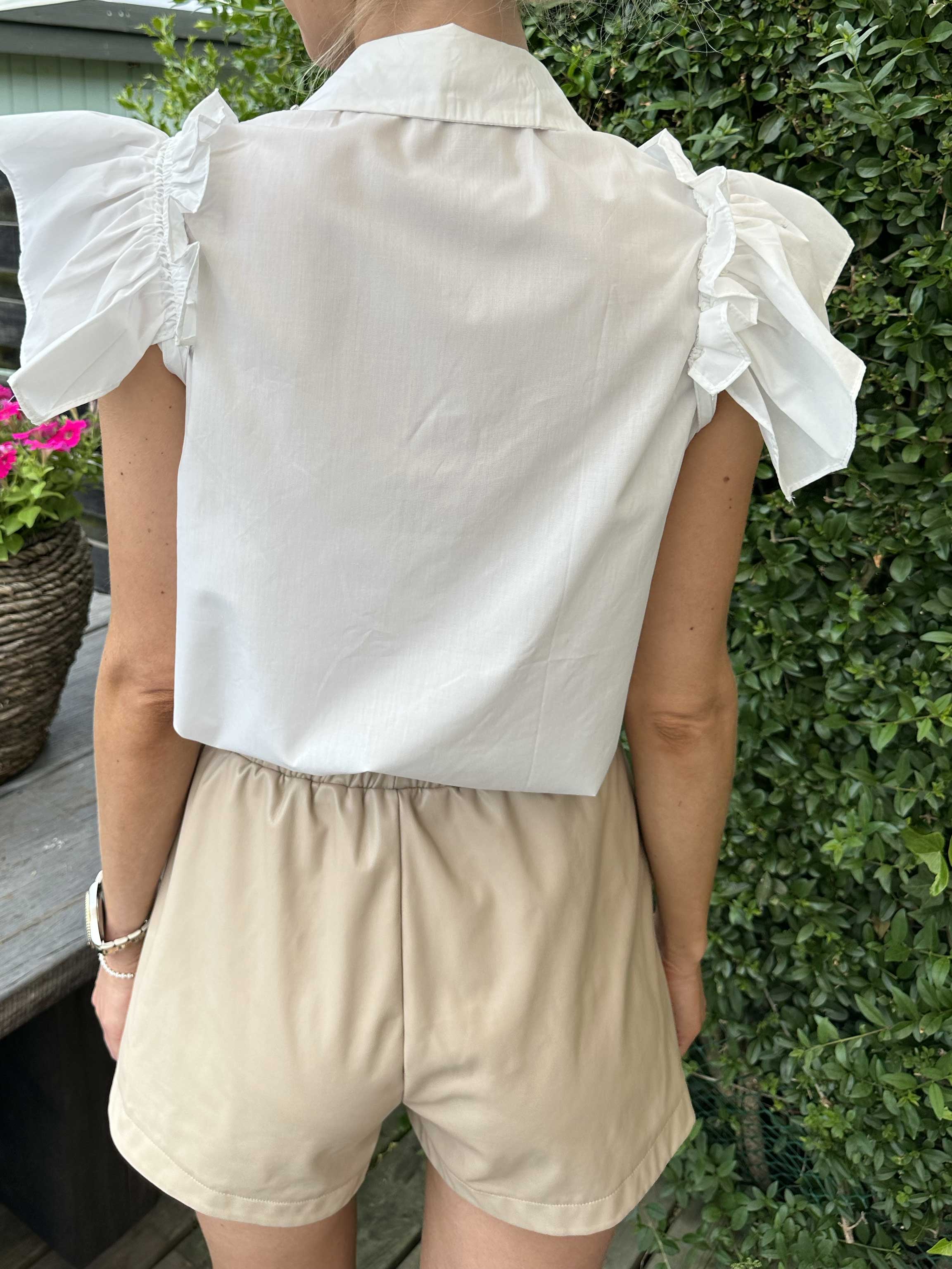 Merler - Sød skjorte i bomuld med flæser og perler på kraven