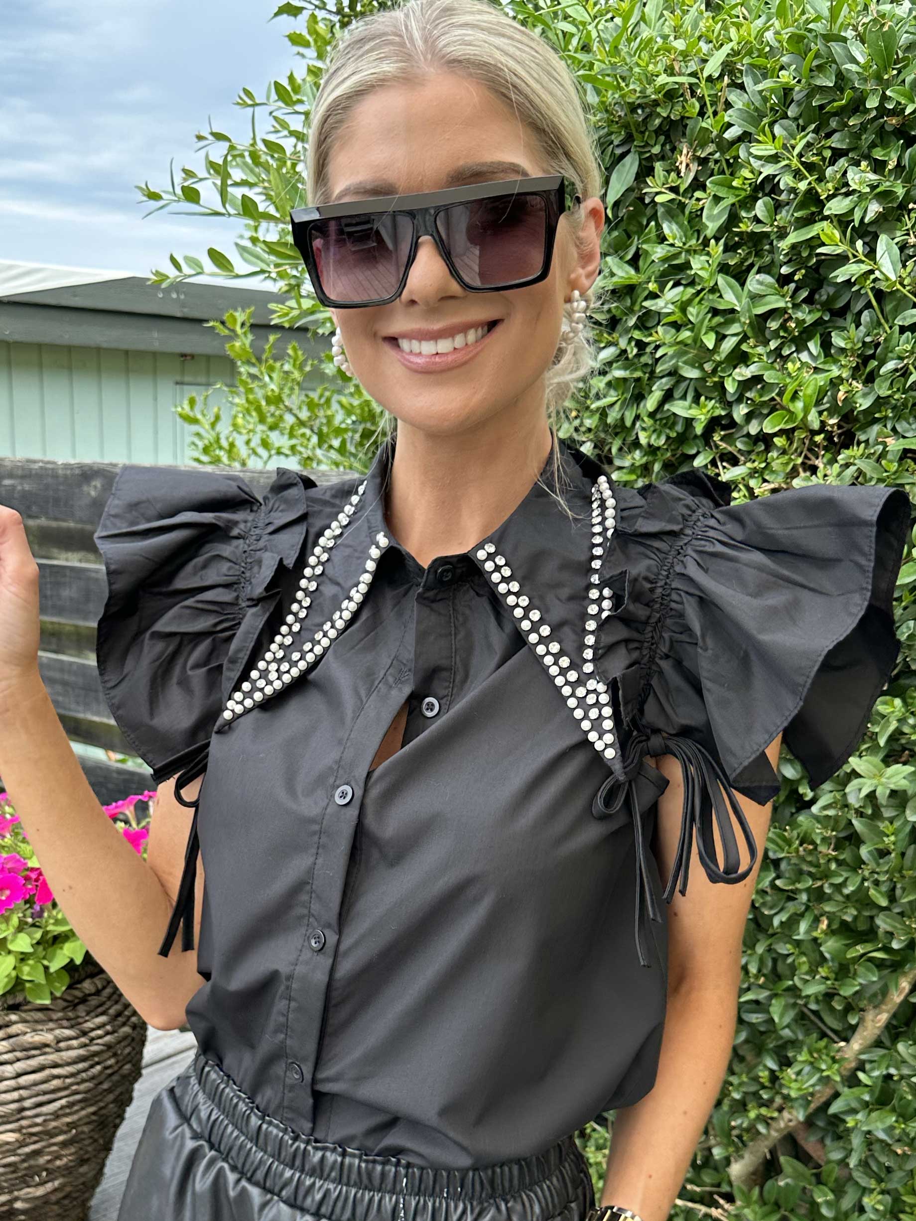 Merler - Sød skjorte i bomuld med flæser og perler på kraven