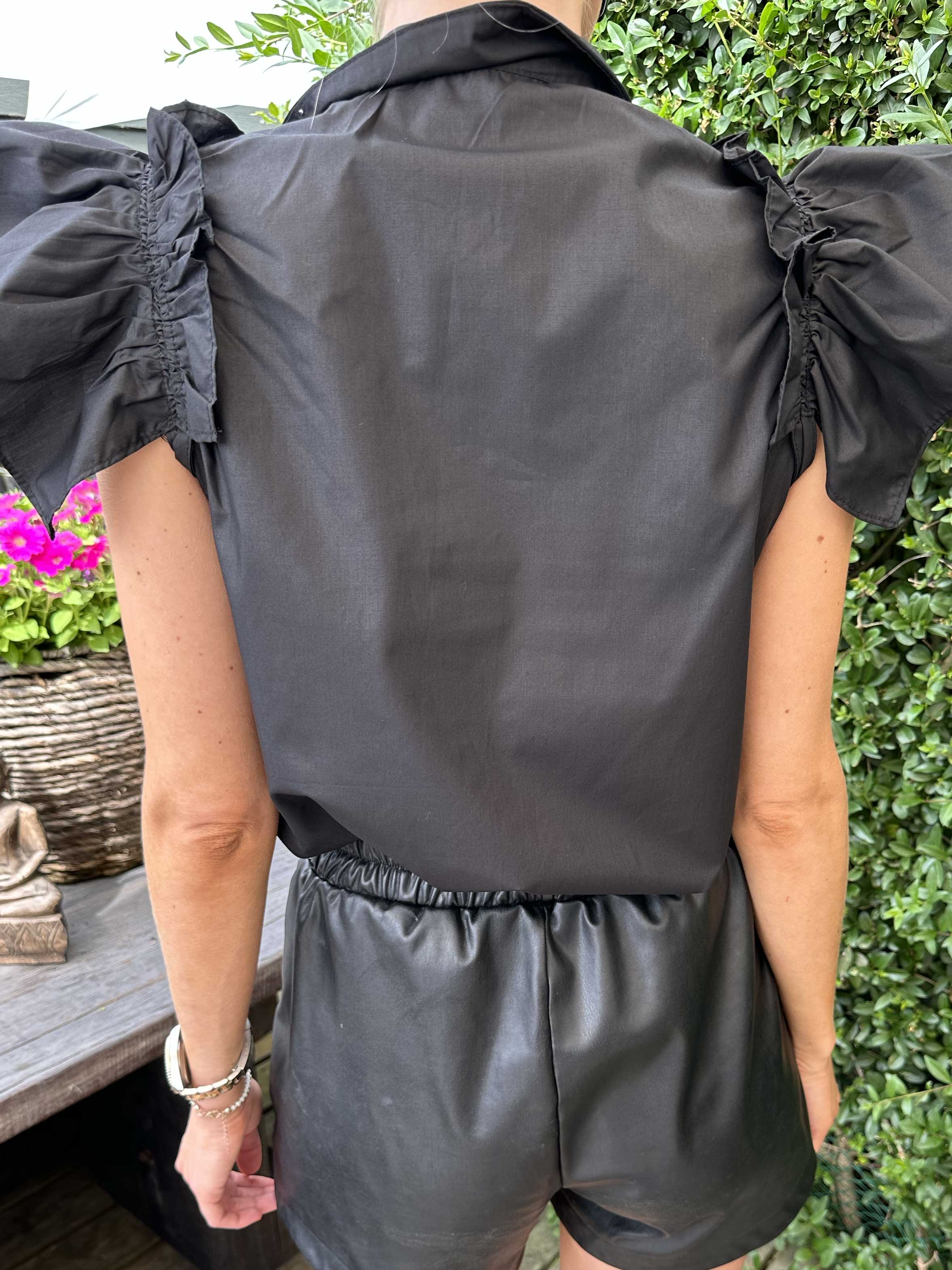 Merler - Sød skjorte i bomuld med flæser og perler på kraven