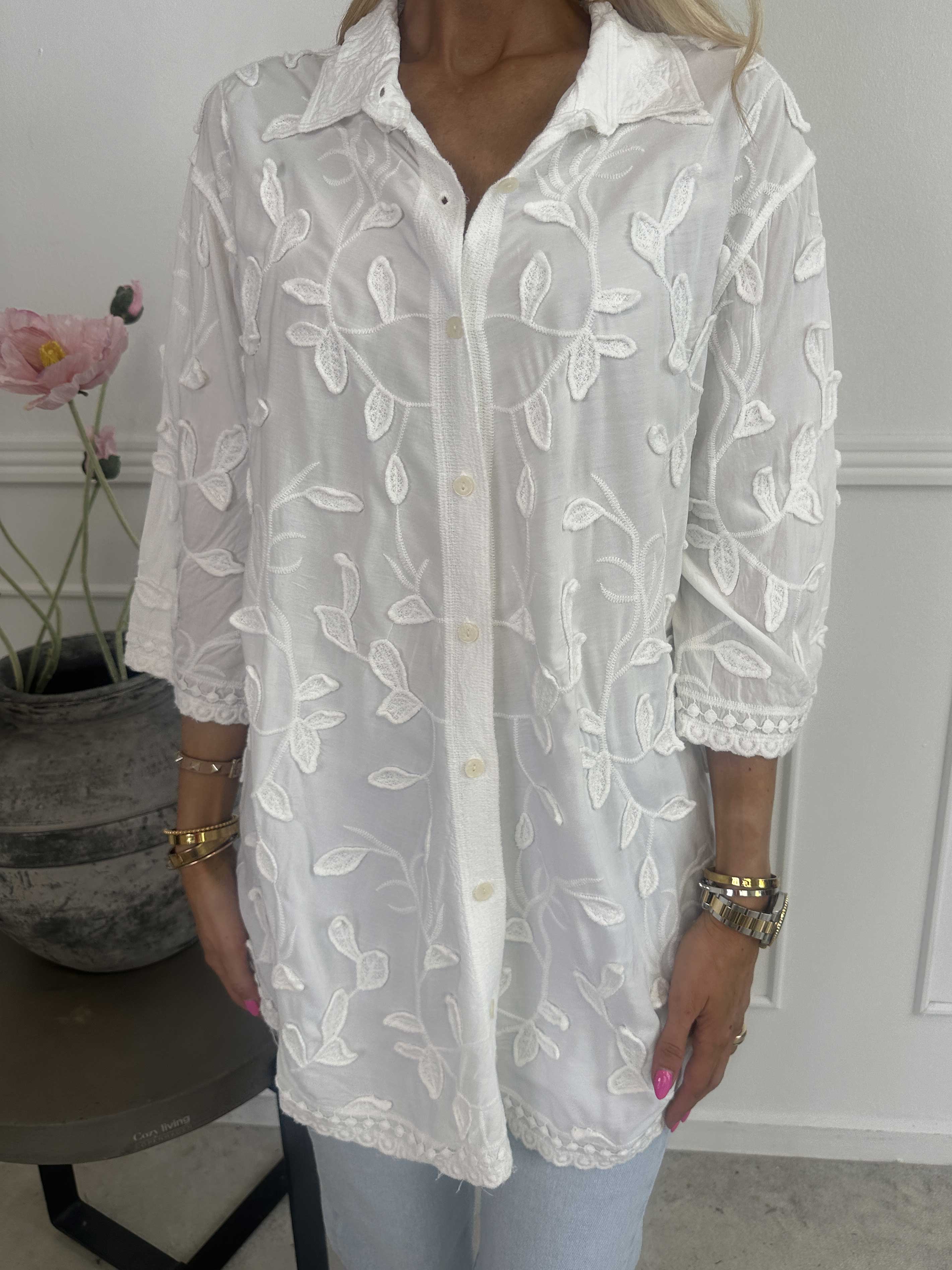 Mette - Skjorte i blød bomuld med fine bladmotiver