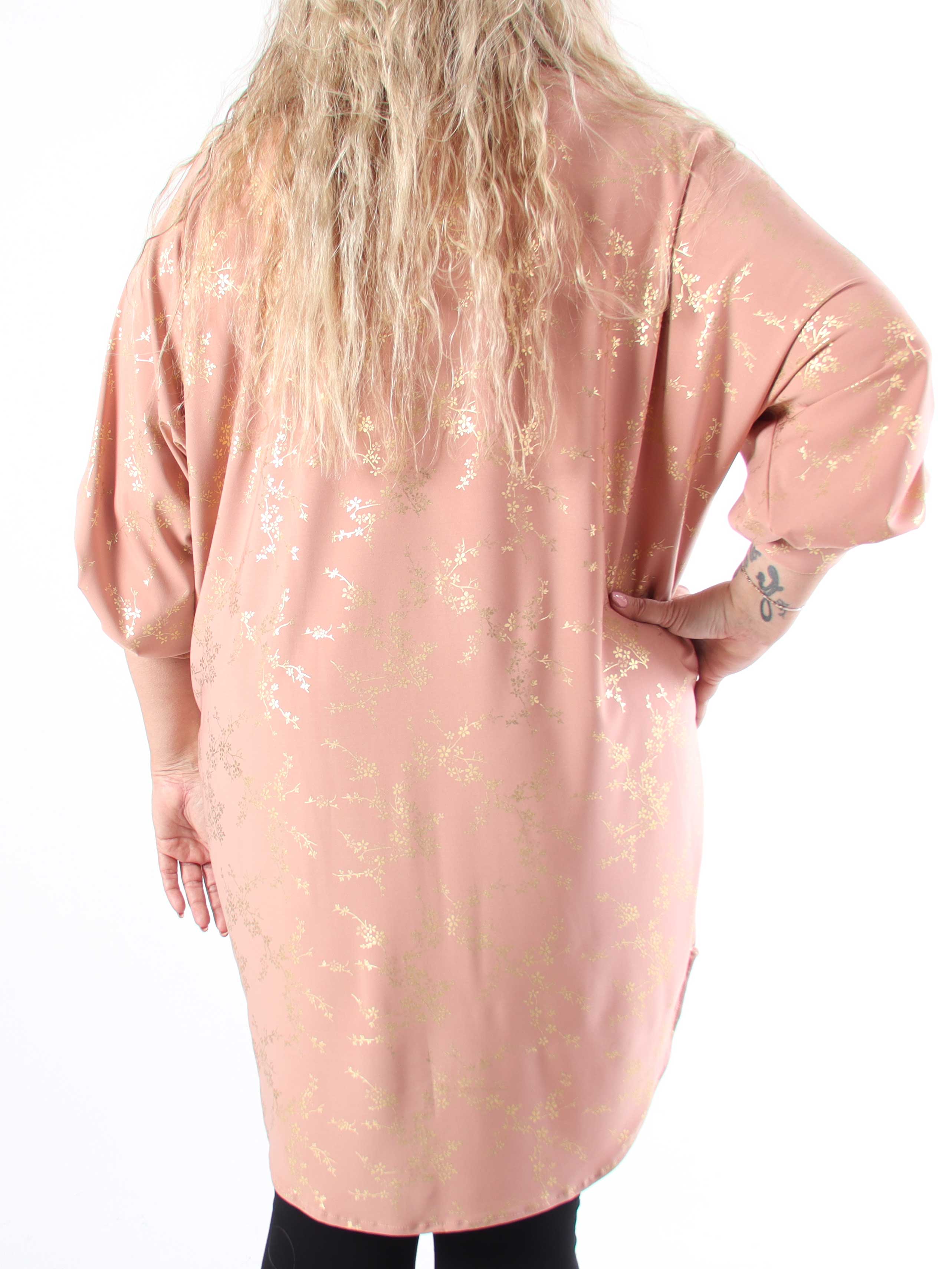 Mia Gold - Elastisk plus size skjortekjole med gulddetaljer