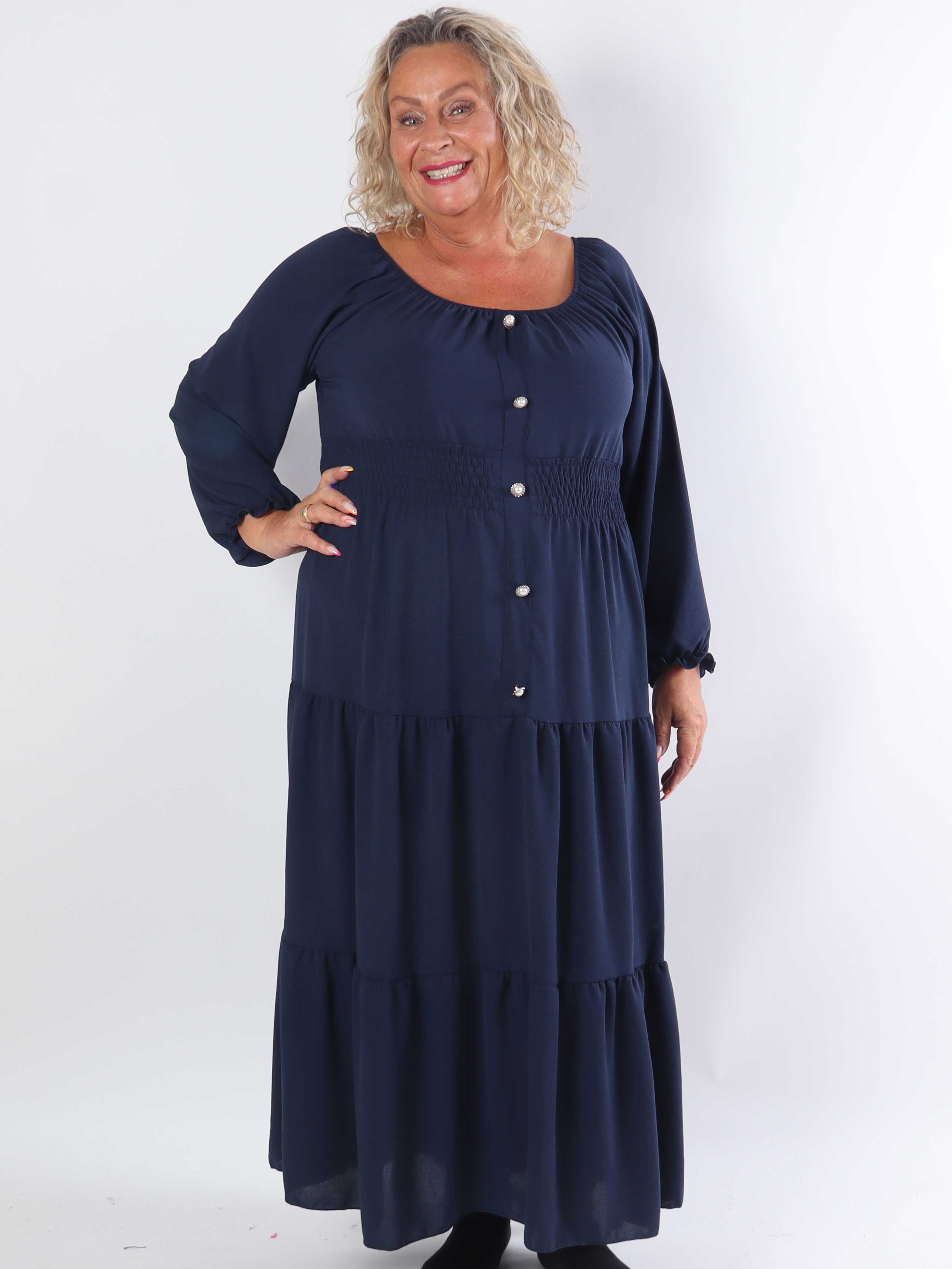 Midnight - Plus size kjole med smock i taljen og guld knapper