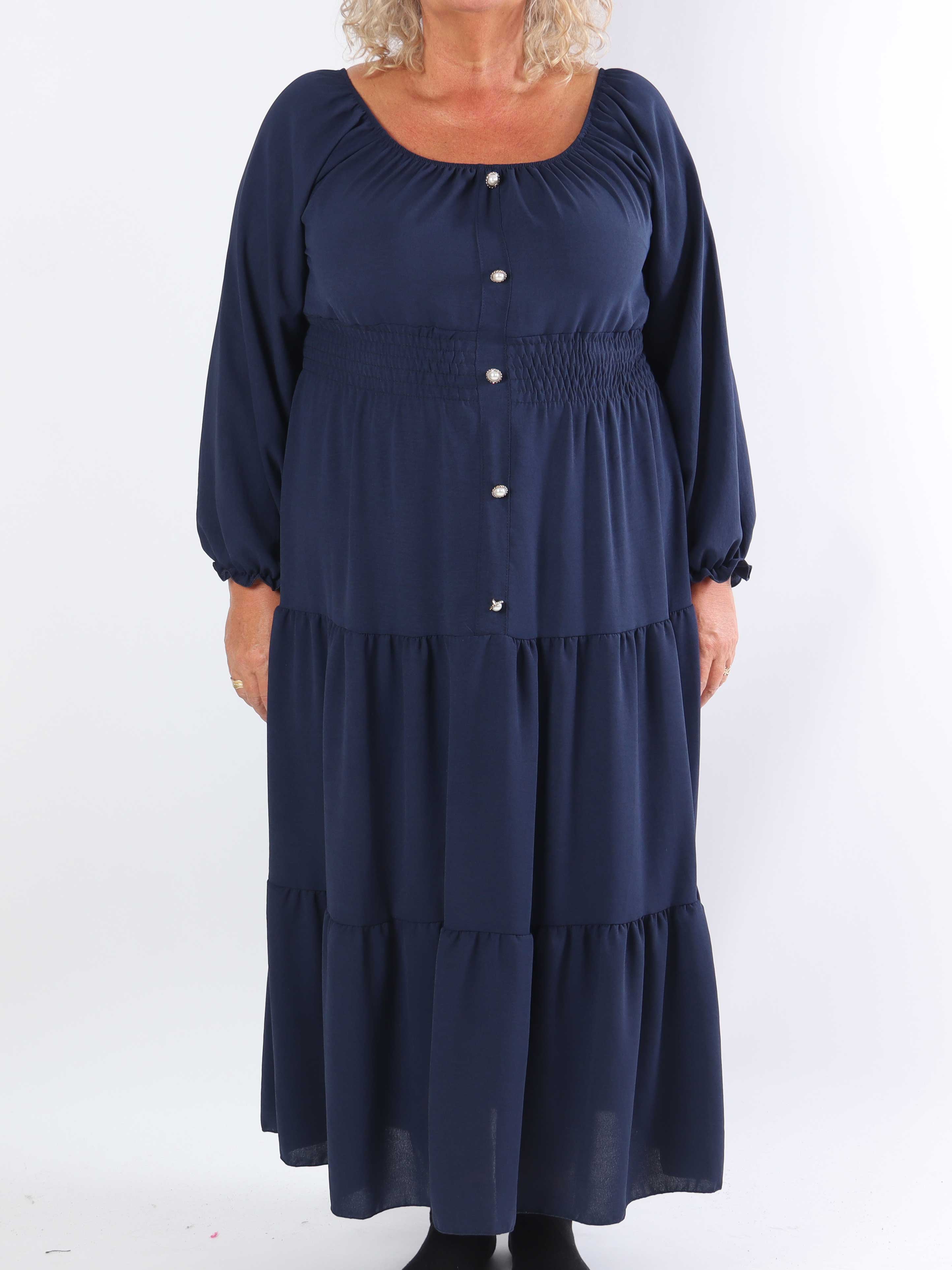 Midnight - Plus size kjole med smock i taljen og guld knapper