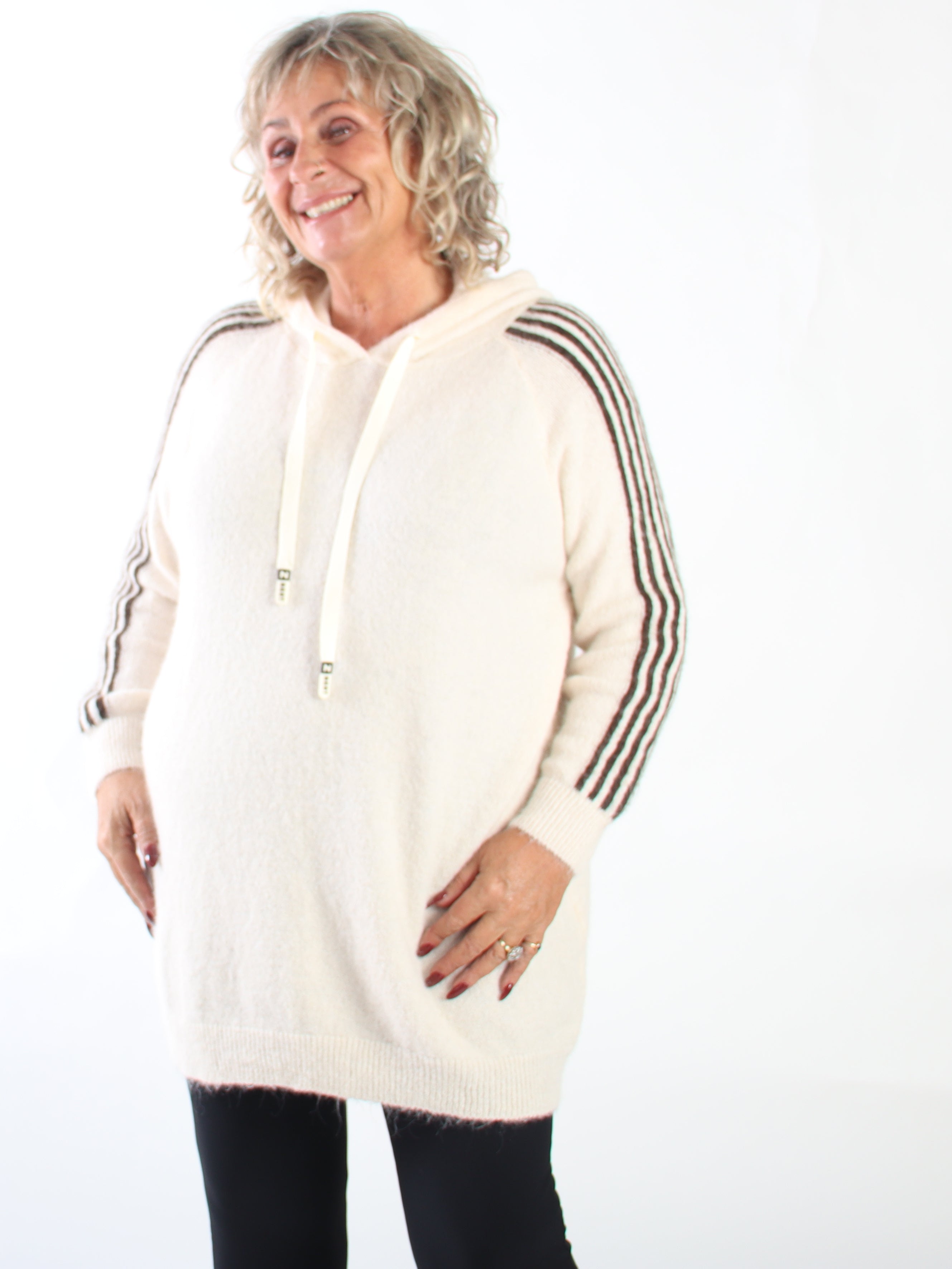 Mie - Let børstet plus size strikkjole med hætte, lange ærmer og sporty striber