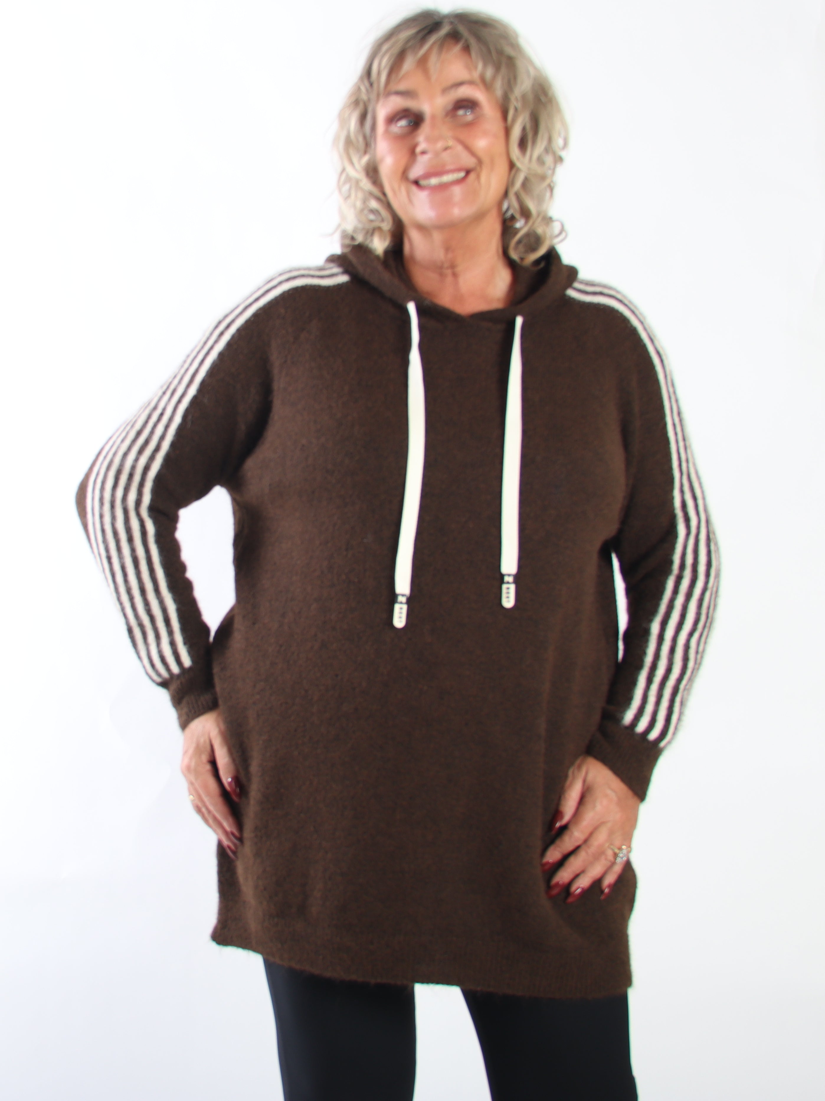 Mie - Let børstet plus size strikkjole med hætte, lange ærmer og sporty striber