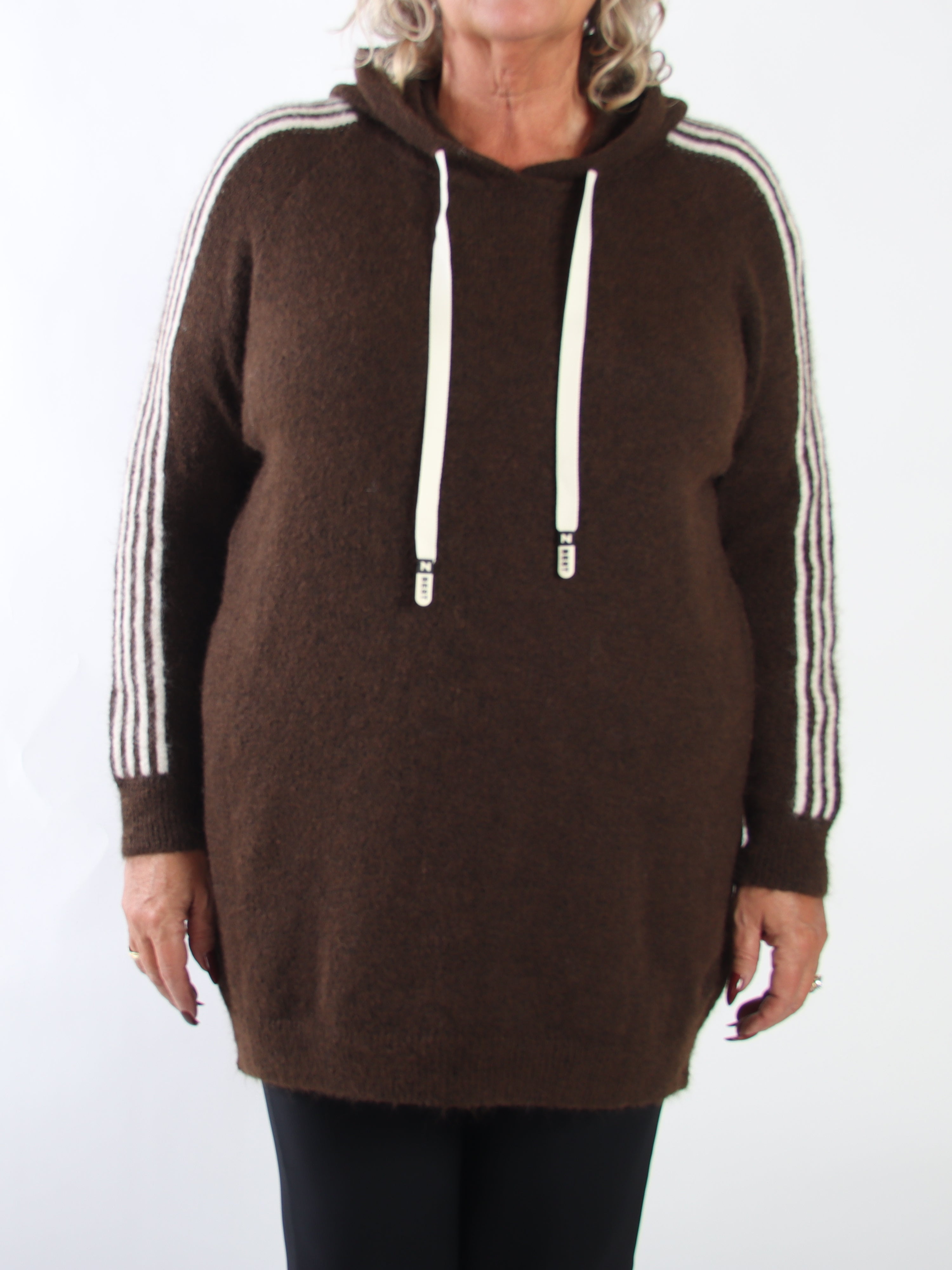 Mie - Let børstet plus size strikkjole med hætte, lange ærmer og sporty striber