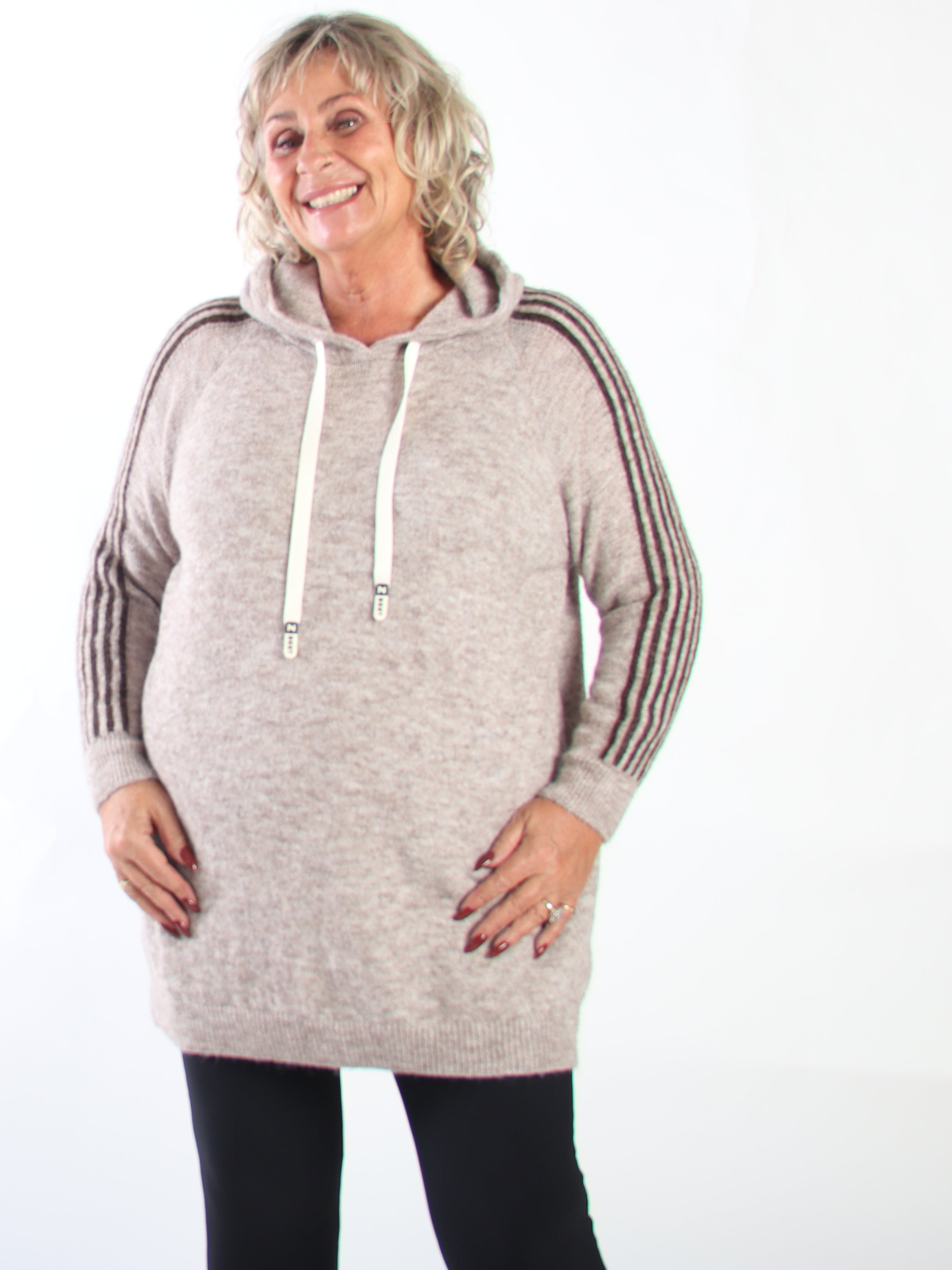 Mie - Let børstet plus size strikkjole med hætte, lange ærmer og sporty striber