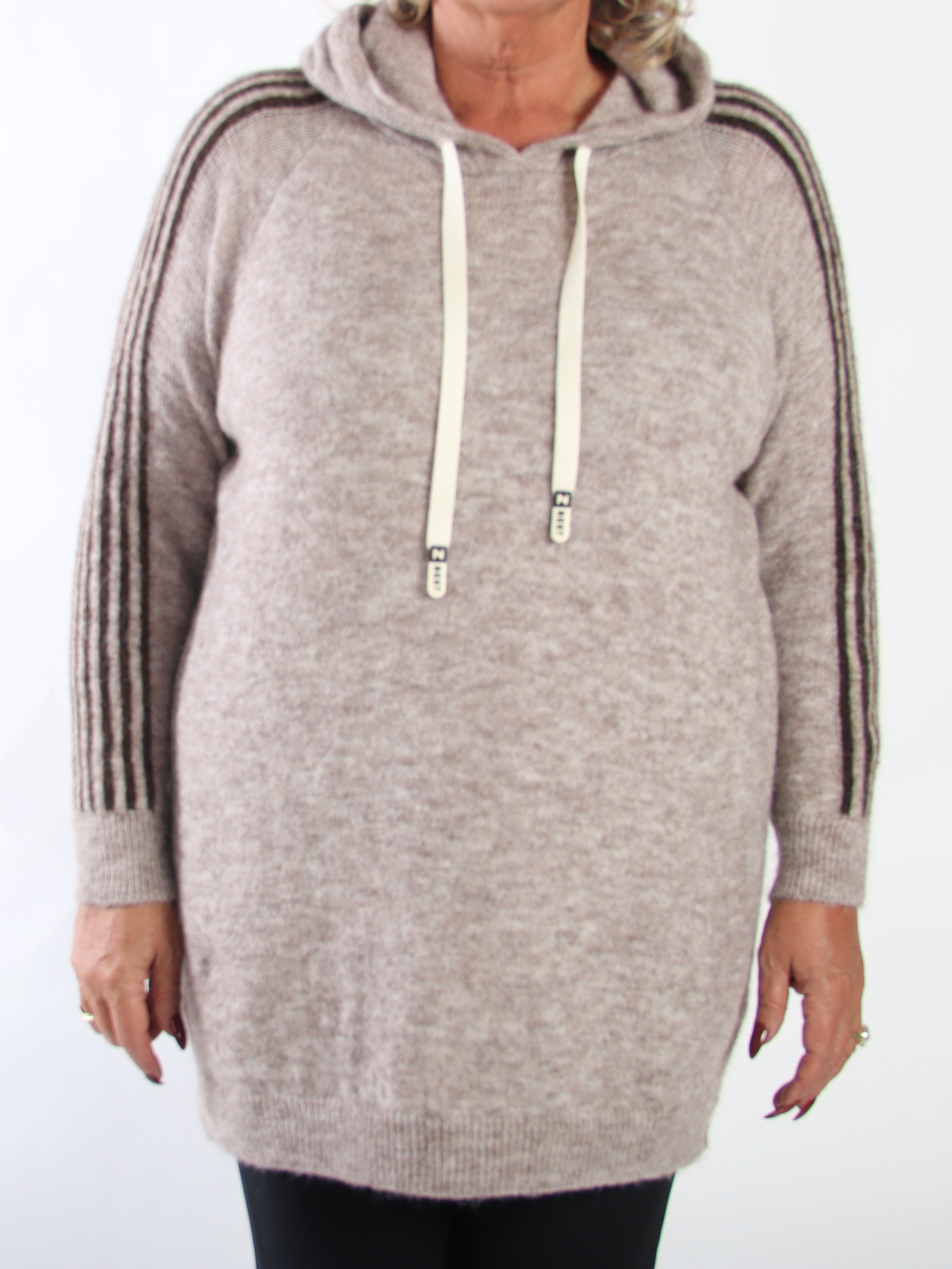Mie - Let børstet plus size strikkjole med hætte, lange ærmer og sporty striber