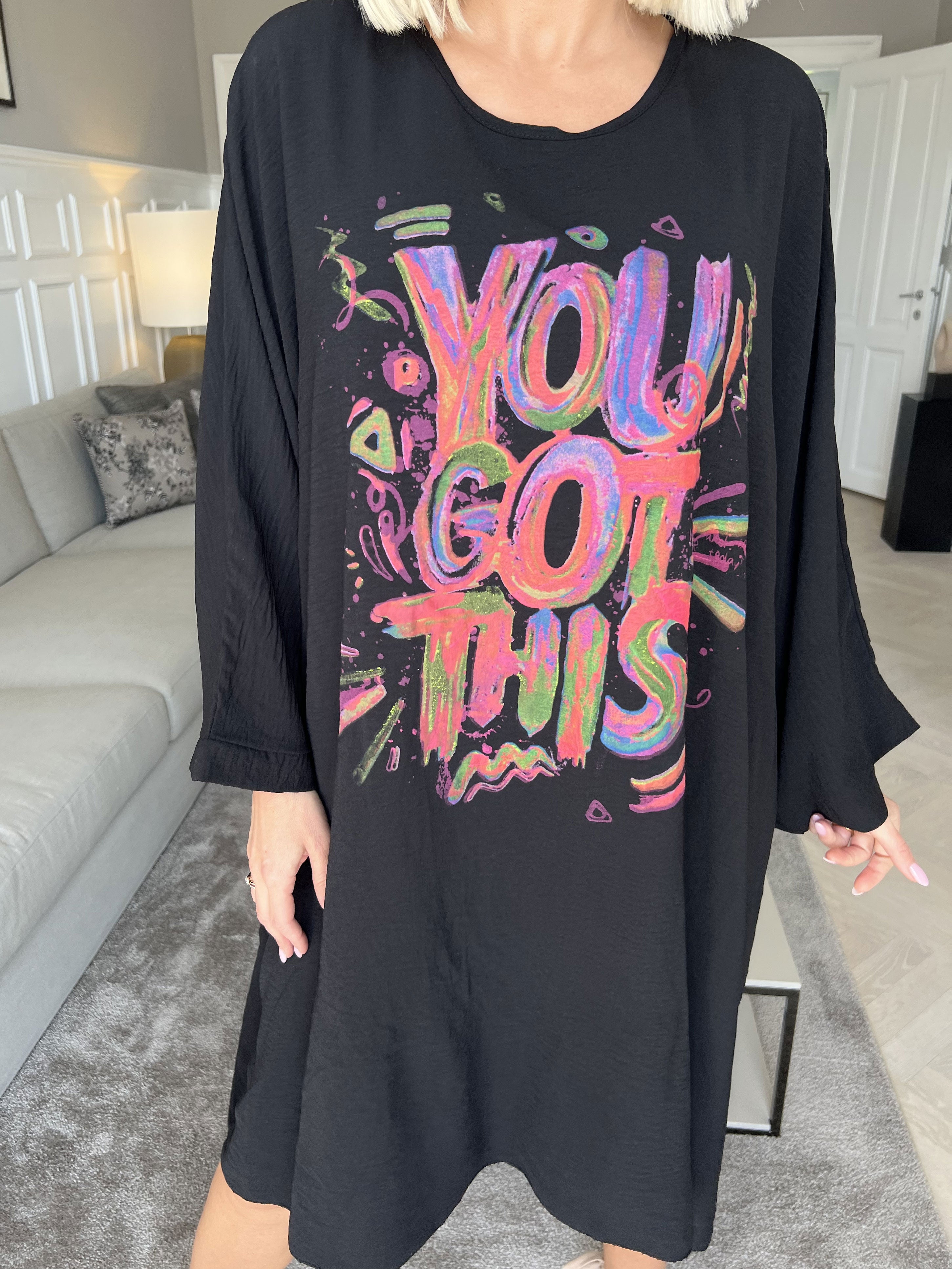 Mika - Oversize viscose kjole med motiv foran