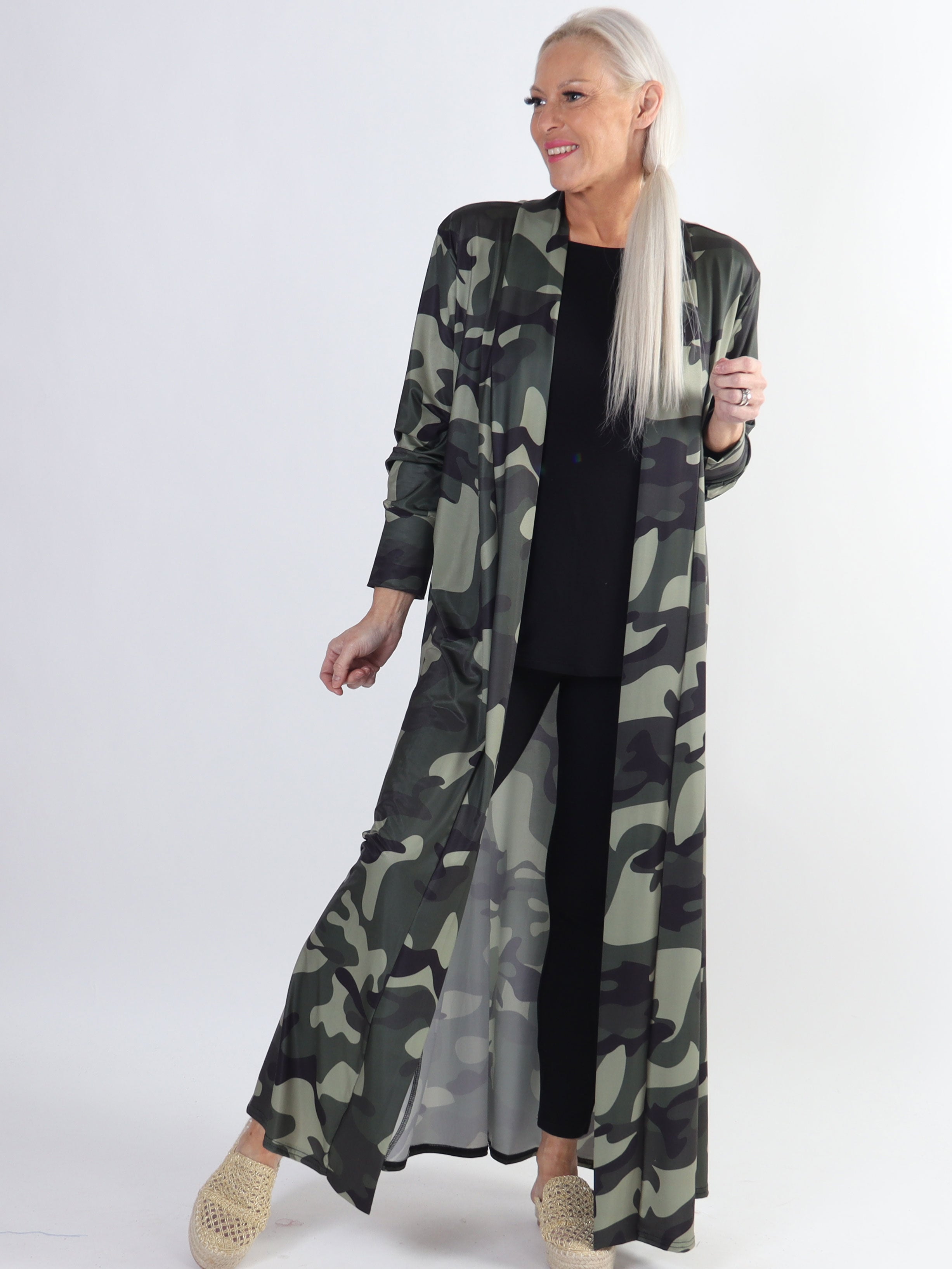 Mikkala Camo - Elastisk plus size cardigan med print
