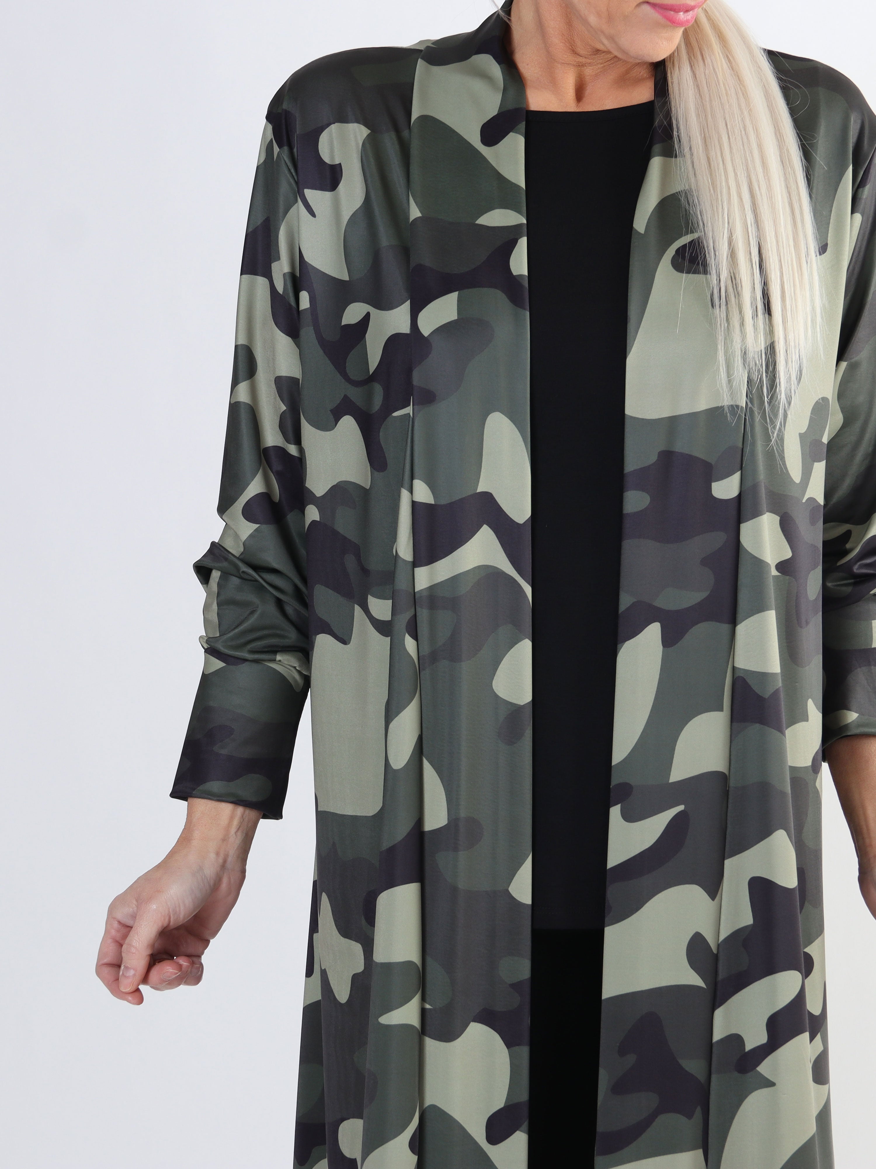 Mikkala Camo - Elastisk plus size cardigan med print