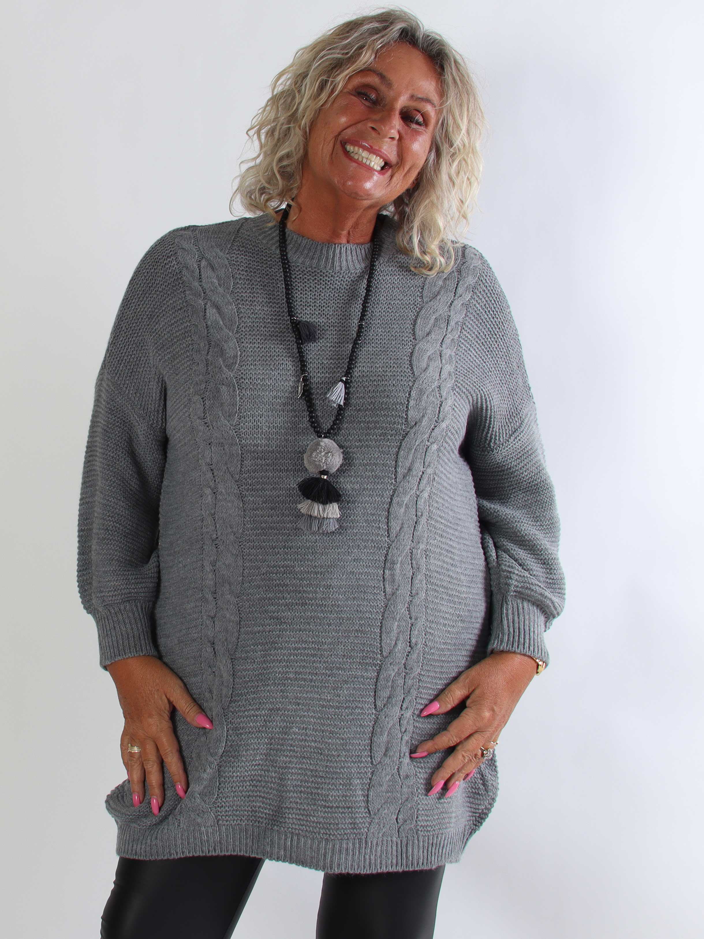 Mila - Plus size strikkjole med kabelstrik langs siderne