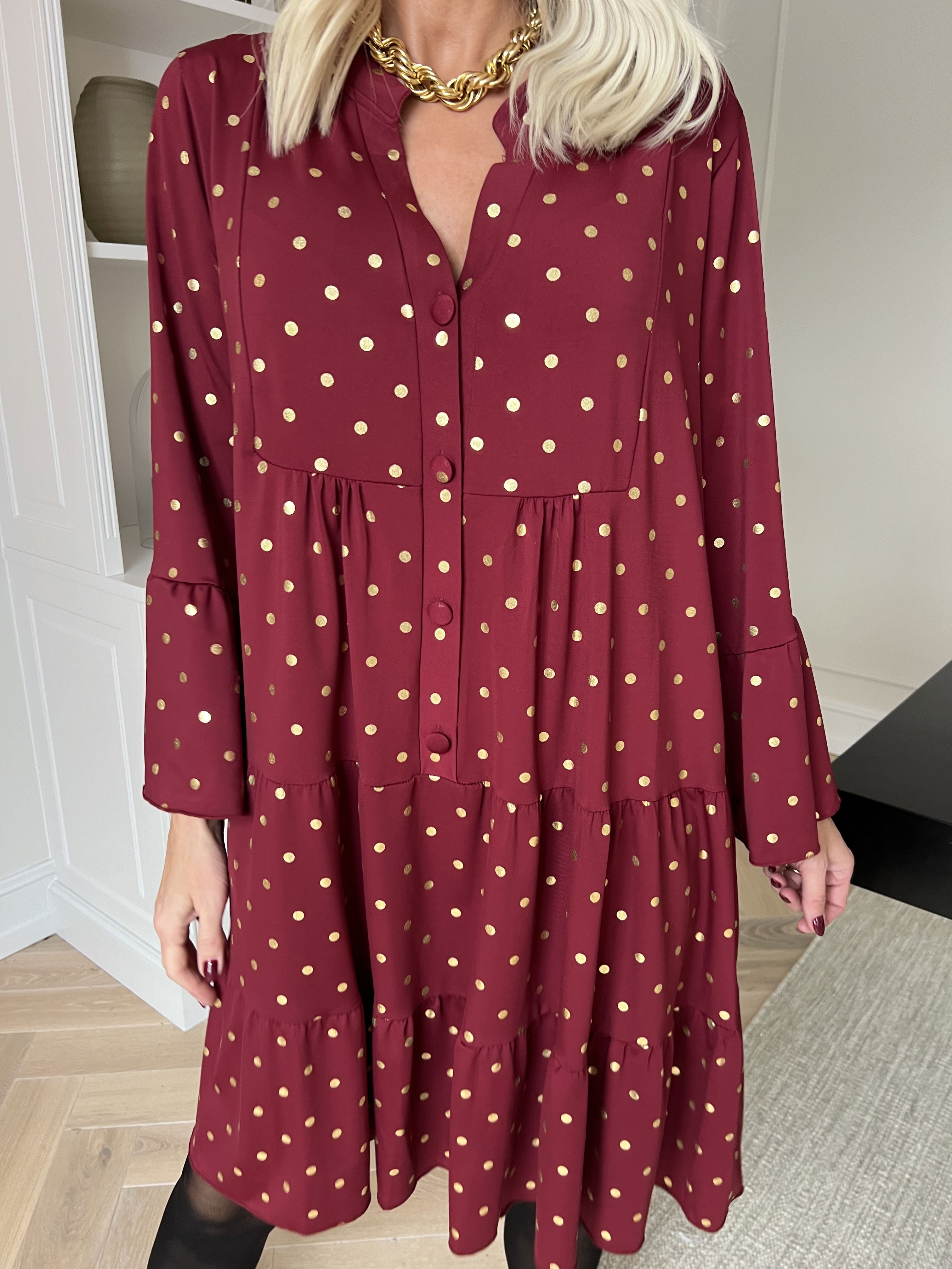 Milania Dot - Elastisk kjole med guld prikker og flæselag