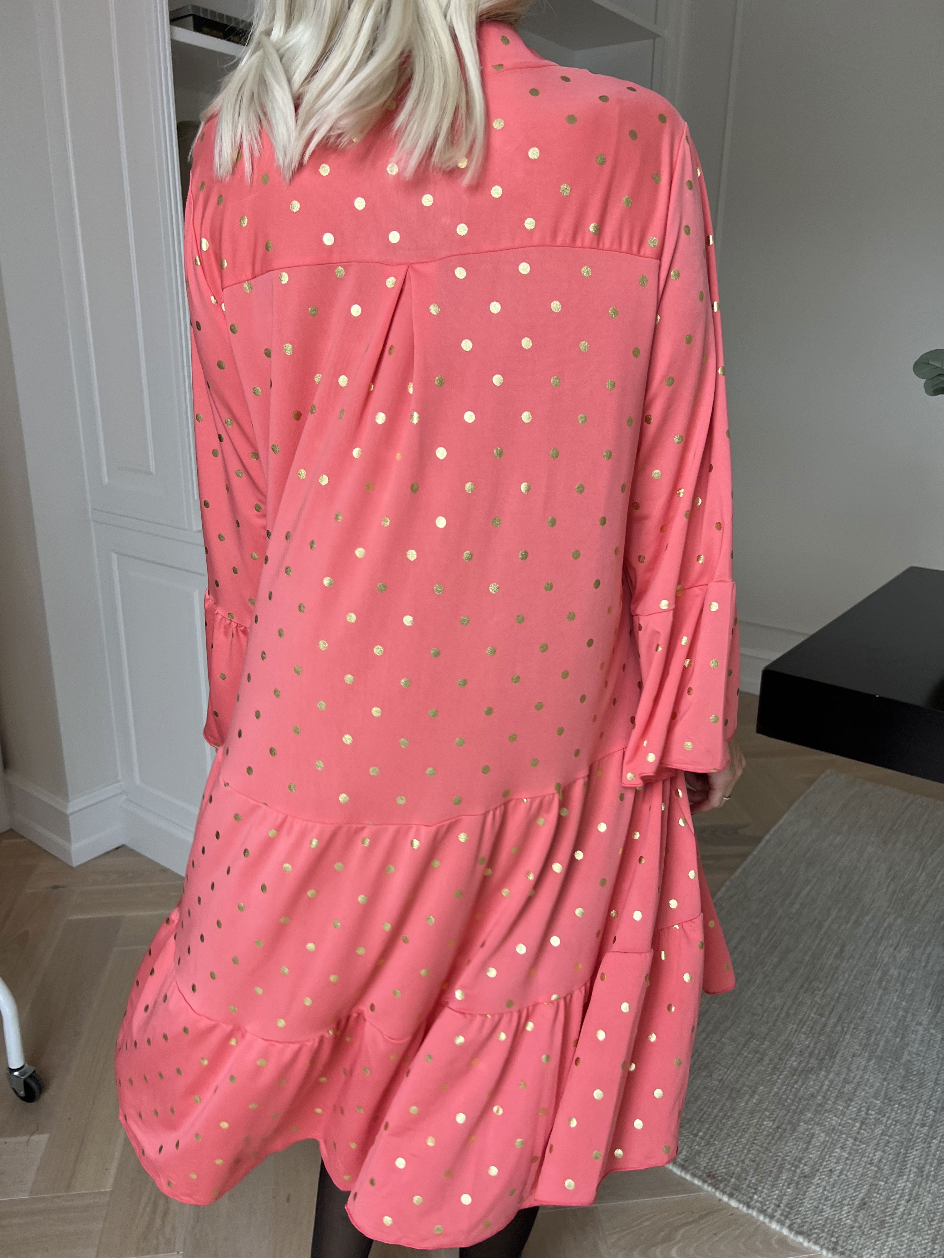 Milania Dot - Elastisk kjole med guld prikker og flæselag