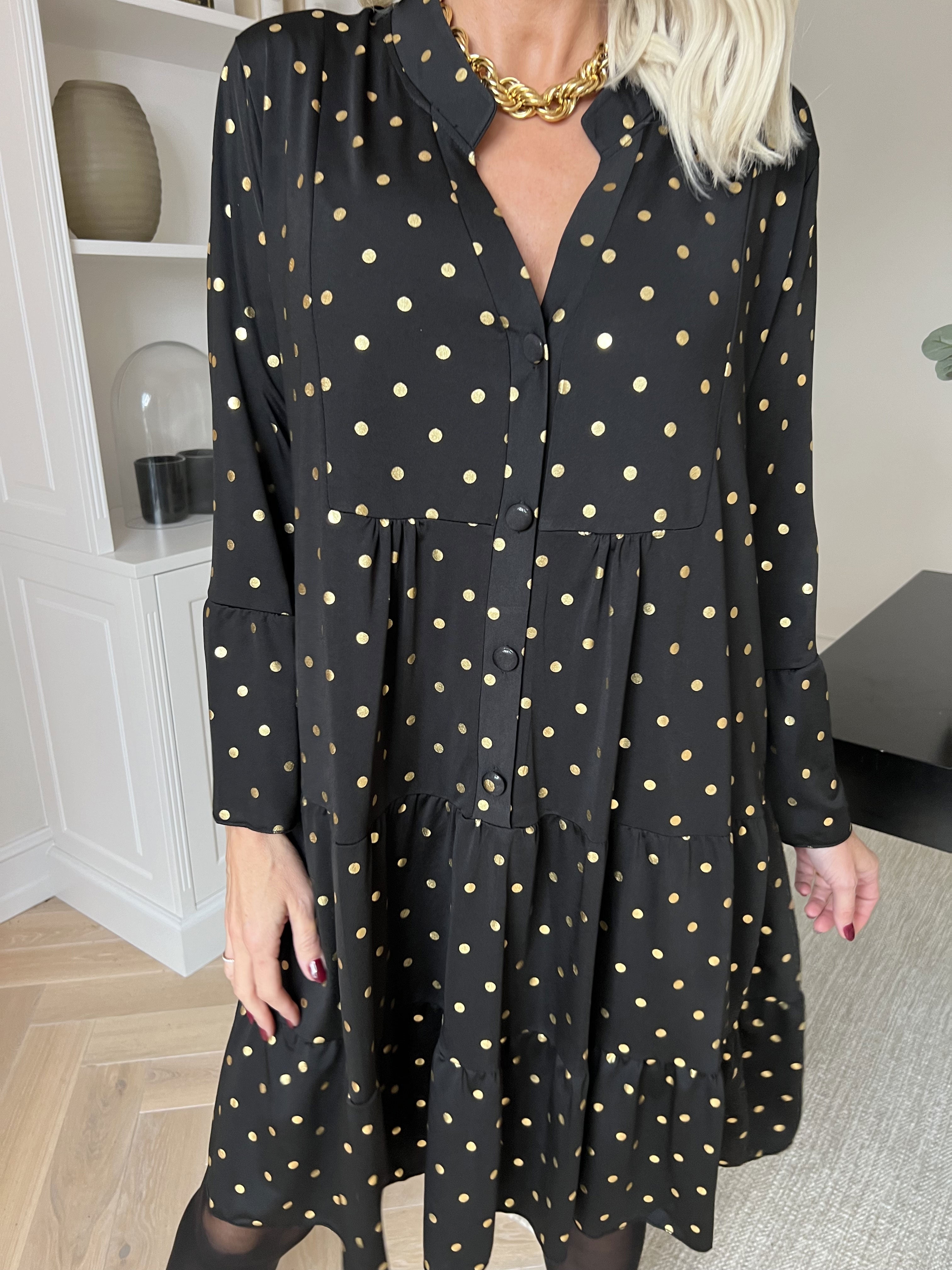 Milania Dot - Elastisk kjole med guld prikker og flæselag