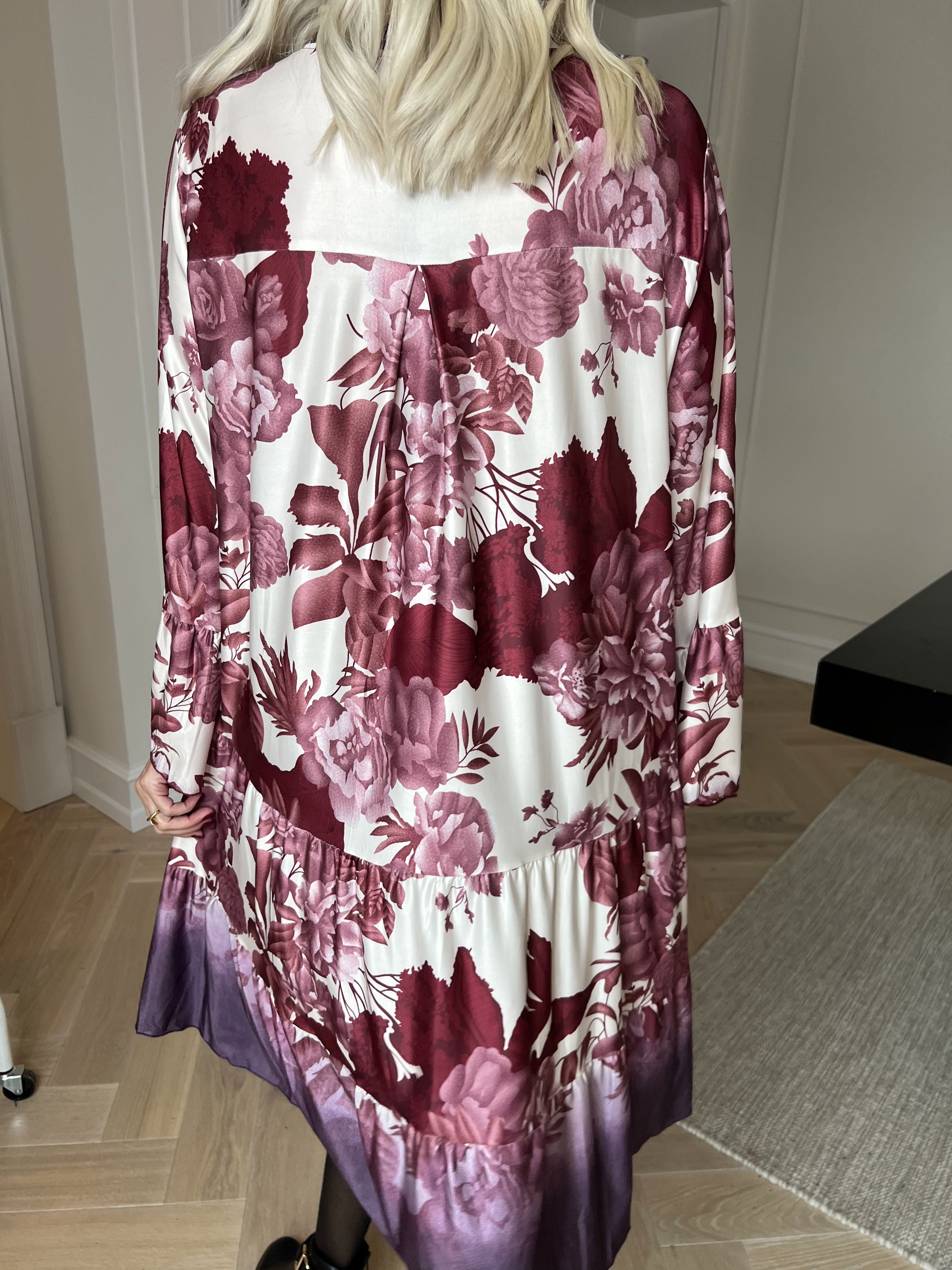 Milania Flower - Elastisk blomstret kjole med flæselag