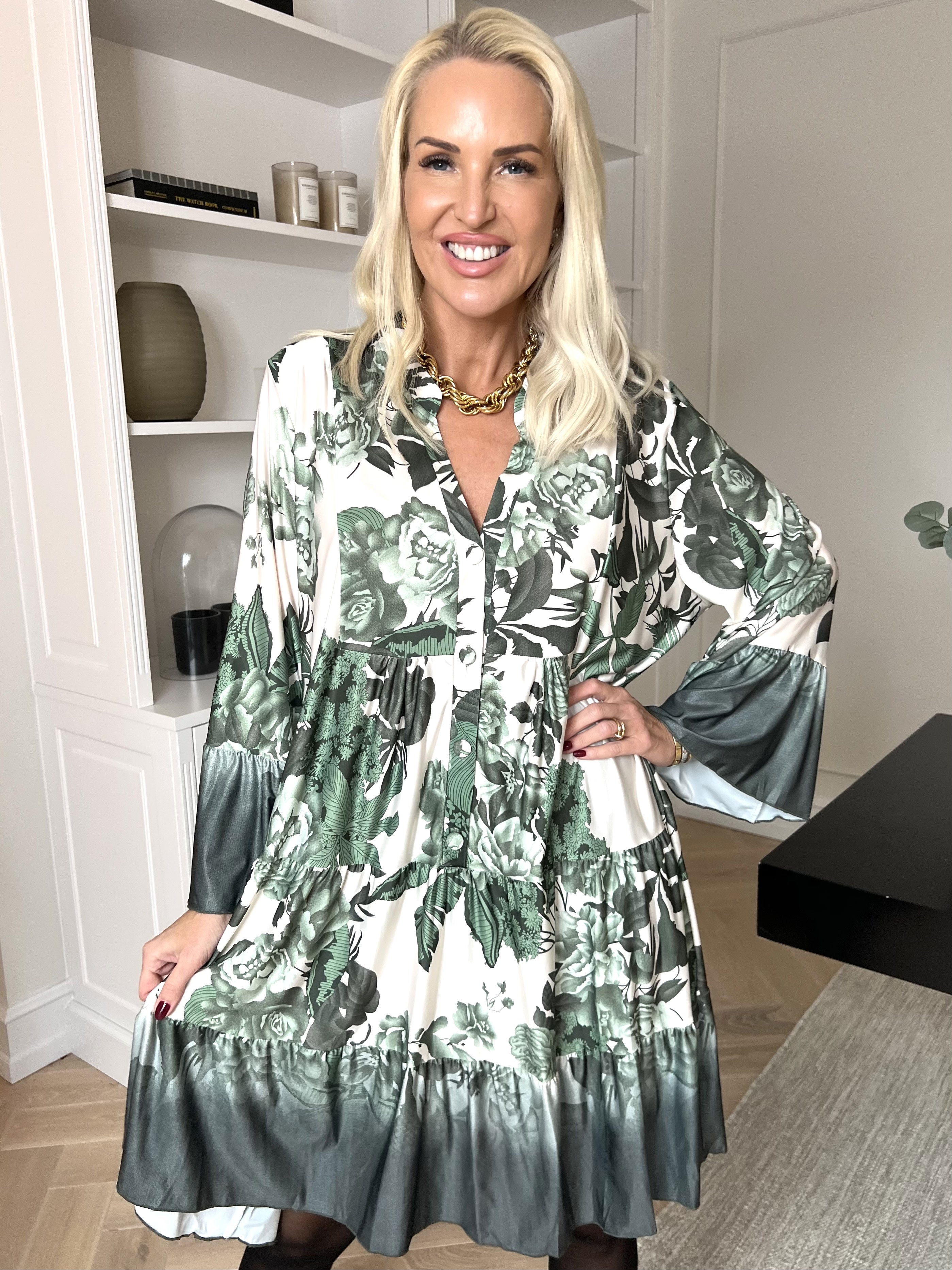 Milania Flower - Elastisk blomstret kjole med flæselag