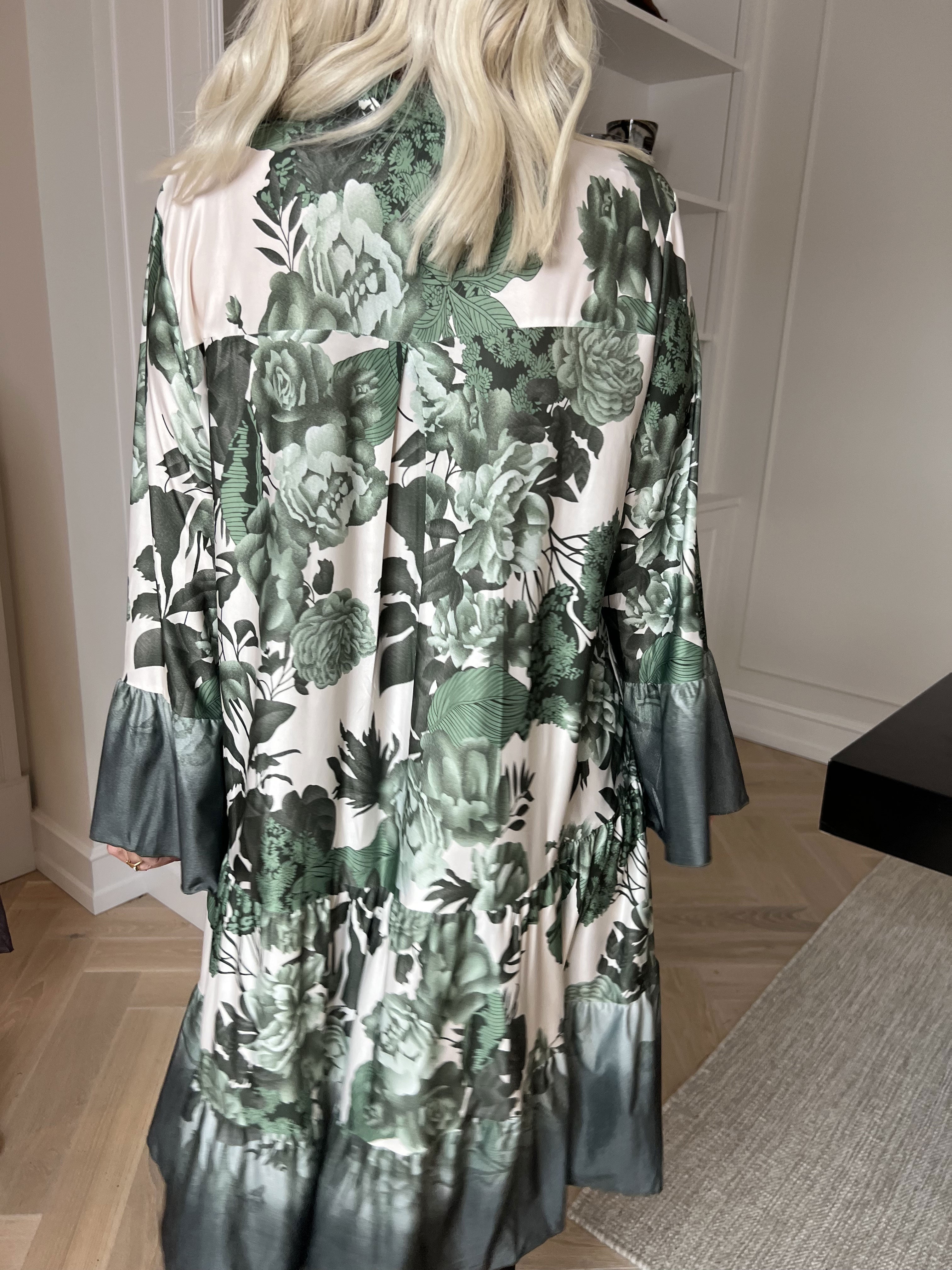 Milania Flower - Elastisk blomstret kjole med flæselag