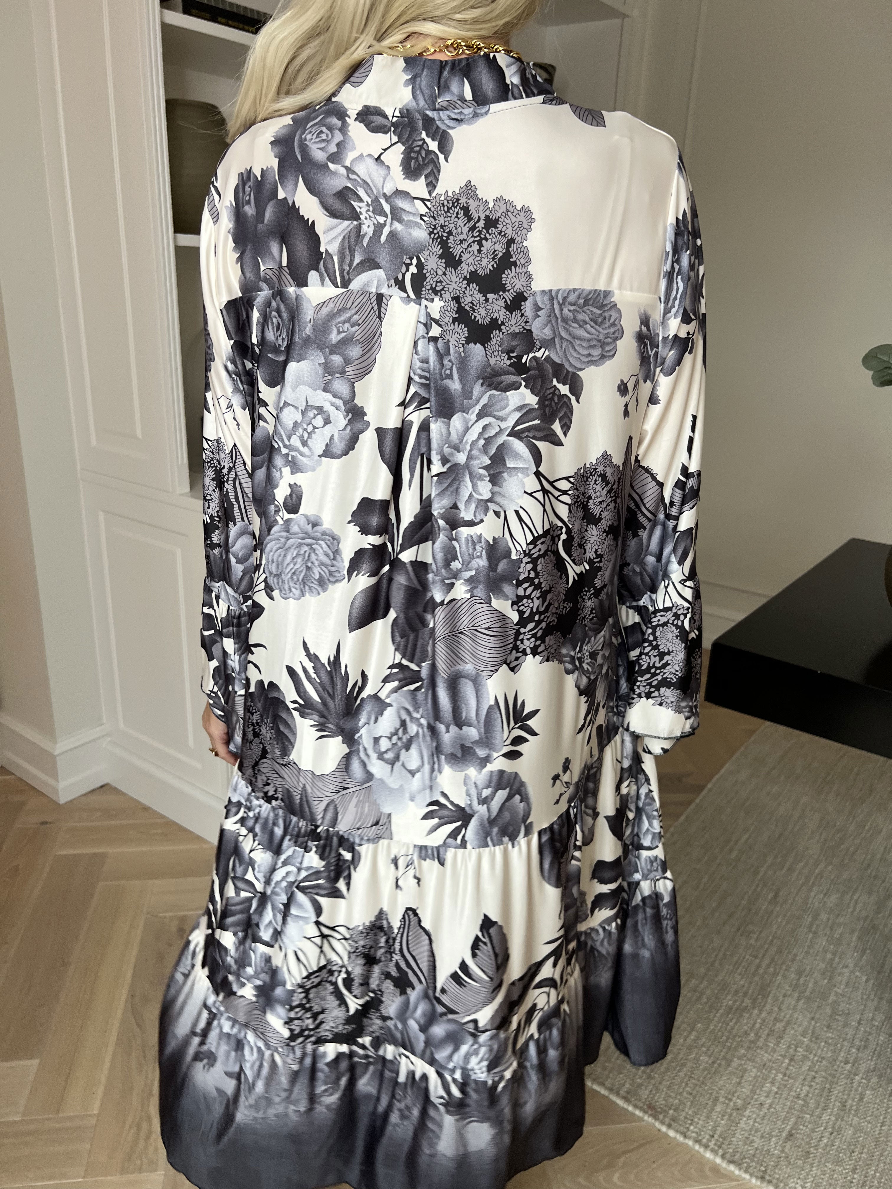 Milania Flower - Elastisk blomstret kjole med flæselag