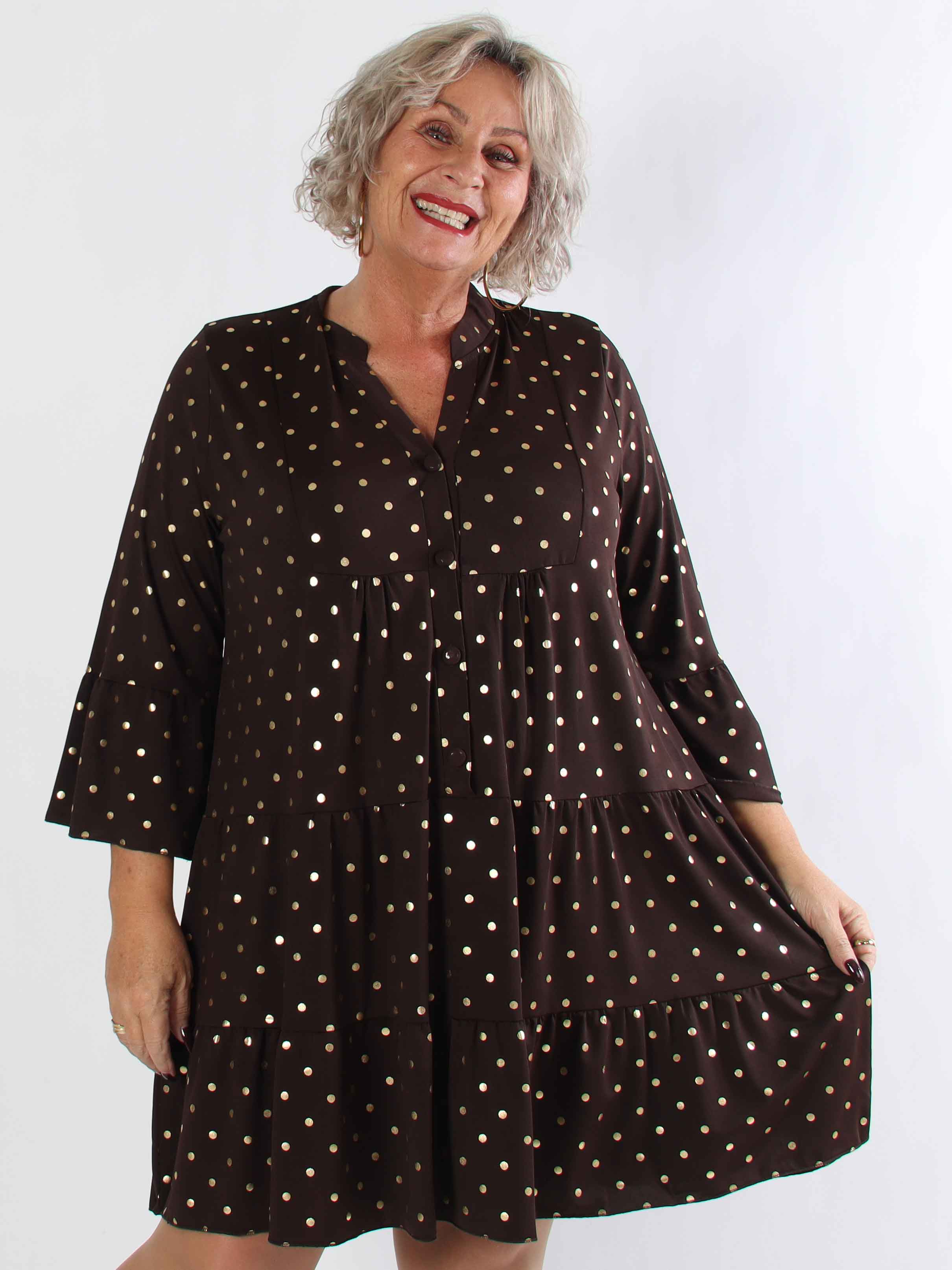 Milania Dot - Elastisk plus size kjole med guld prikker og flæselag